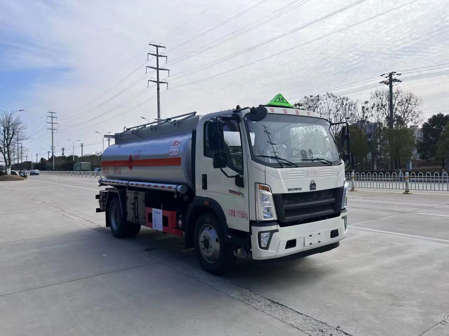 HOWO 4×2 Fuel Tanker Truck image 2