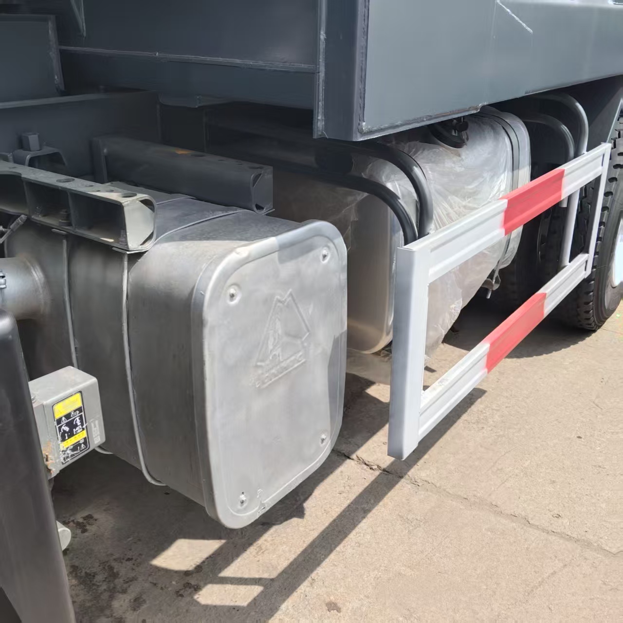 HOWO NX 6×4 dump truck image 3