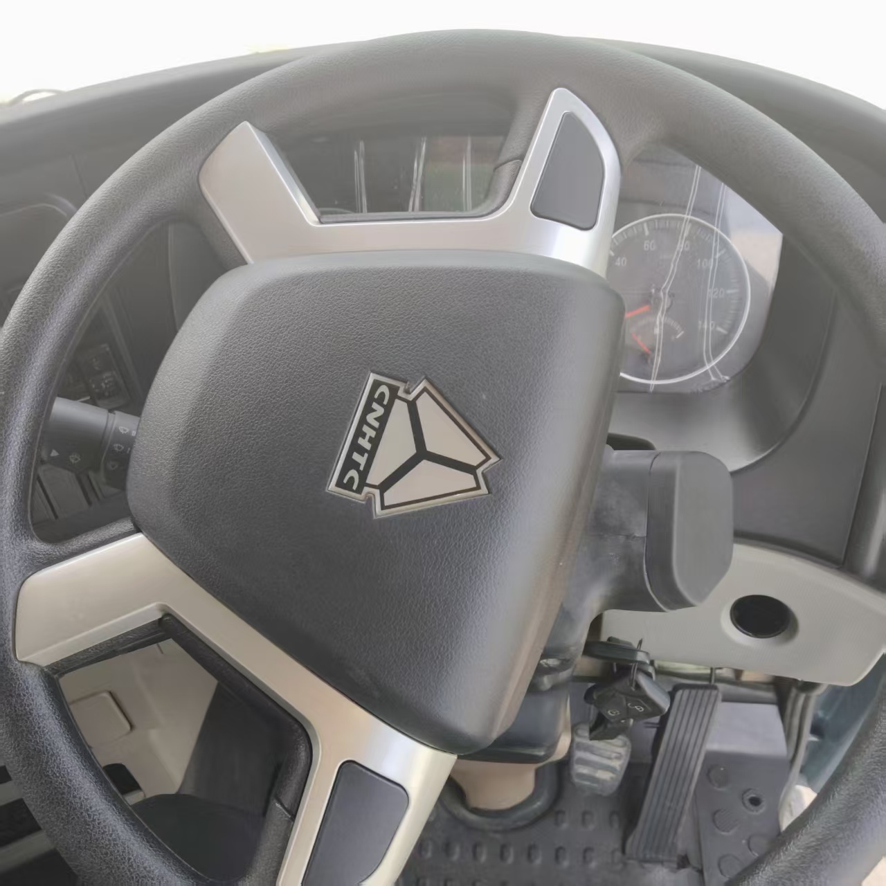 HOWO NX 6×4 dump truck image 9