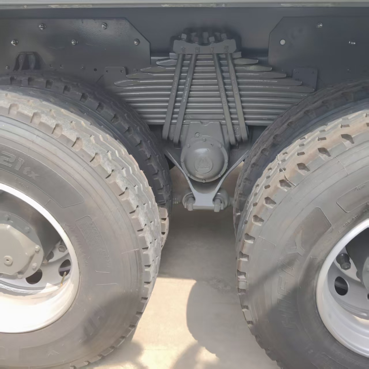 HOWO NX 6×4 dump truck image 4
