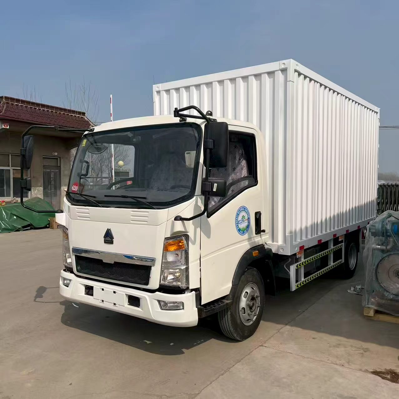 HOWO 4×2 Box Van Cargo Truck image 2