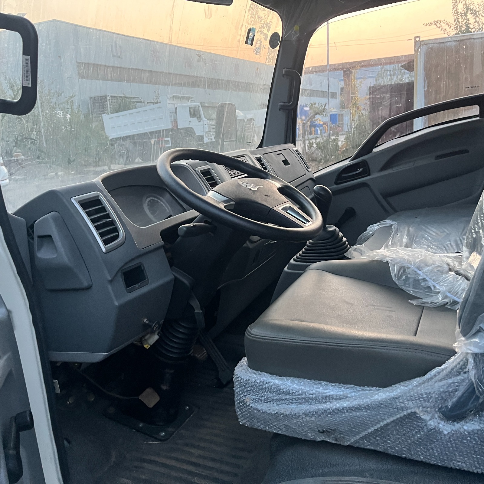 Howo 4×2 flatbed truck image 2