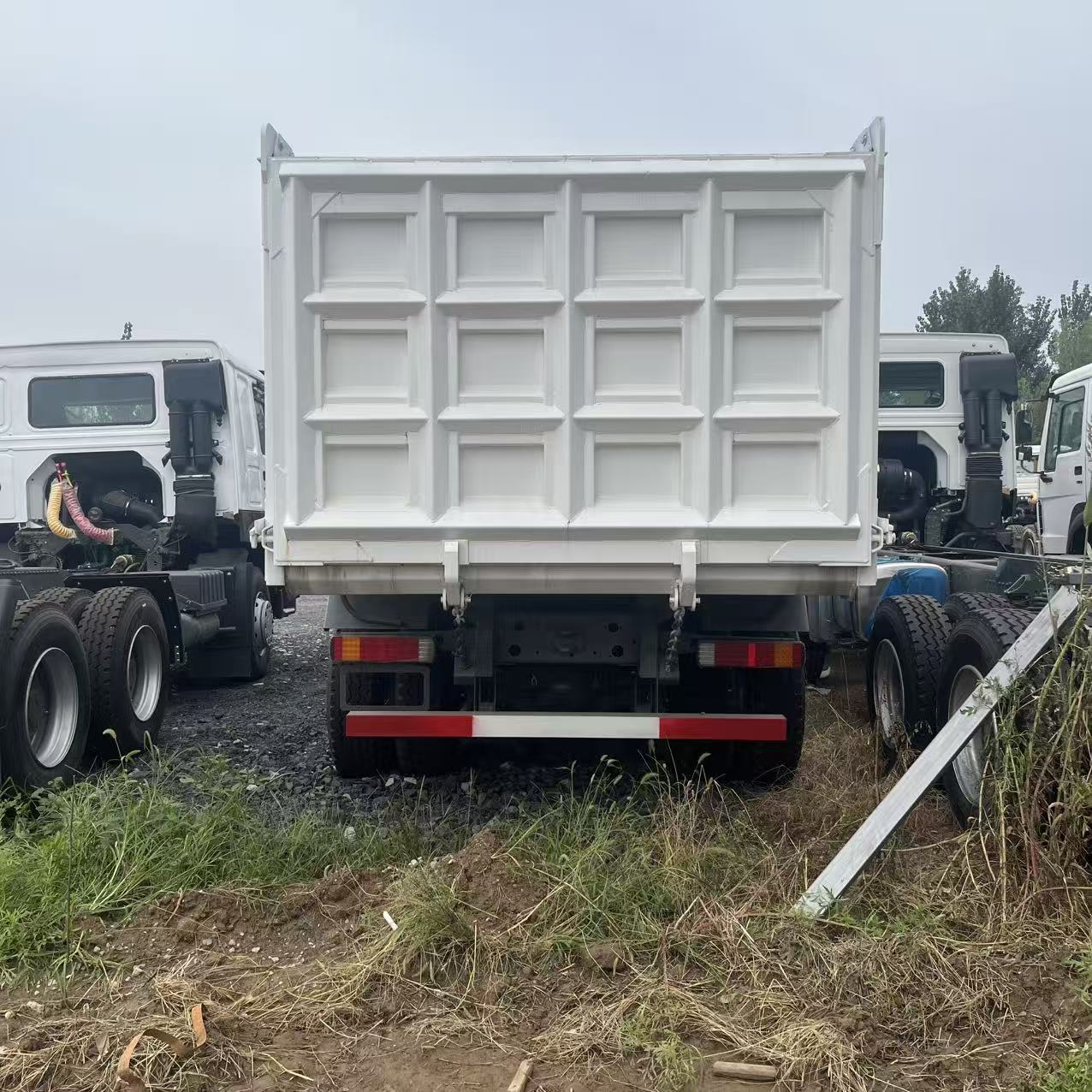 Howo 6×4 dump trucks, also known as muck trucks, suitable for construction, earthwork and sand & stone projects. image 4
