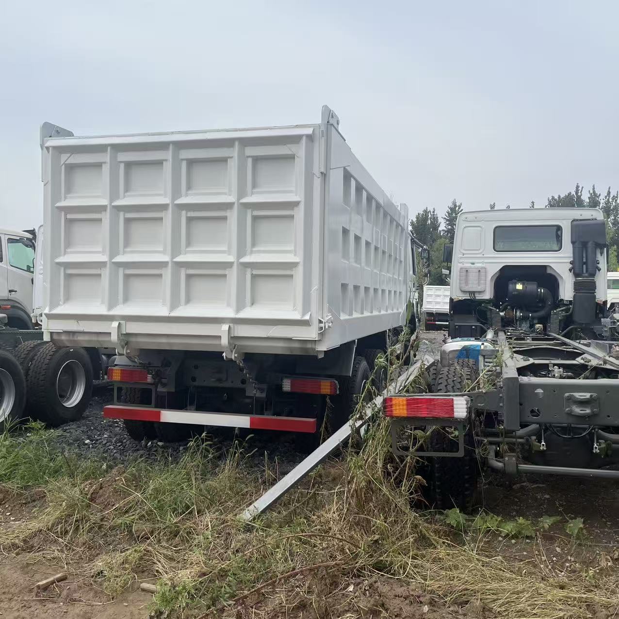 Howo 6×4 dump trucks, also known as muck trucks, suitable for construction, earthwork and sand & stone projects. image 6