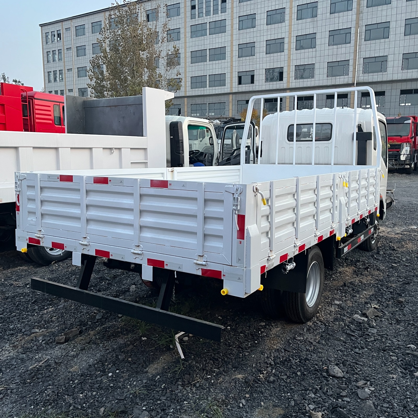 HOWO 4×2 Flatbed Cargo Truck image 2
