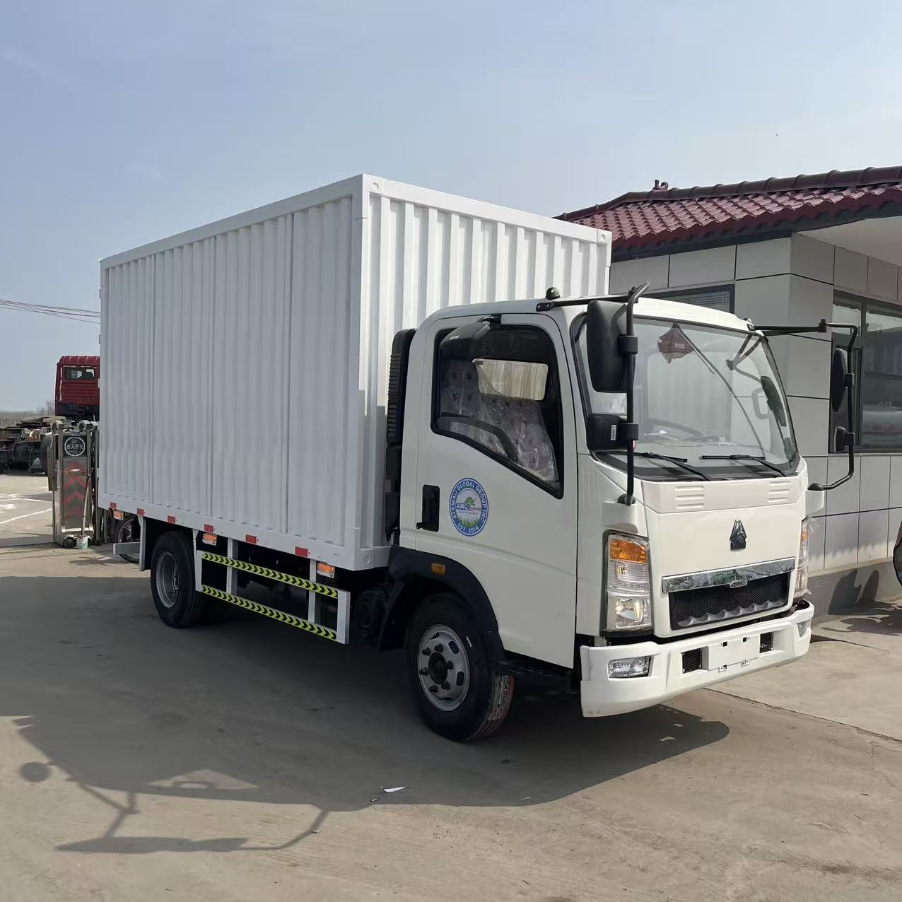 Sinotruk Howo 4x2 box truck
