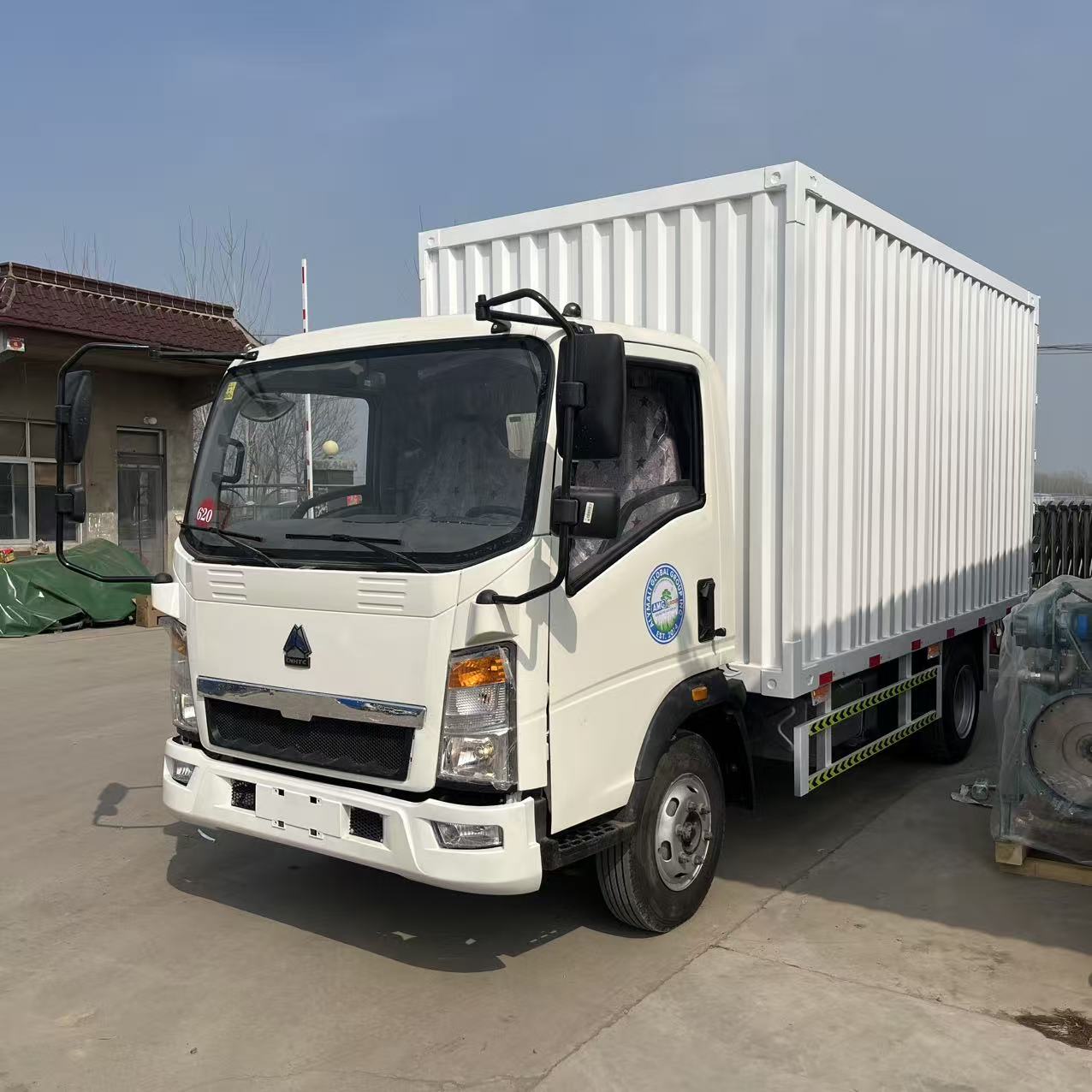 Sinotruk Howo 4x2 box truck image 2