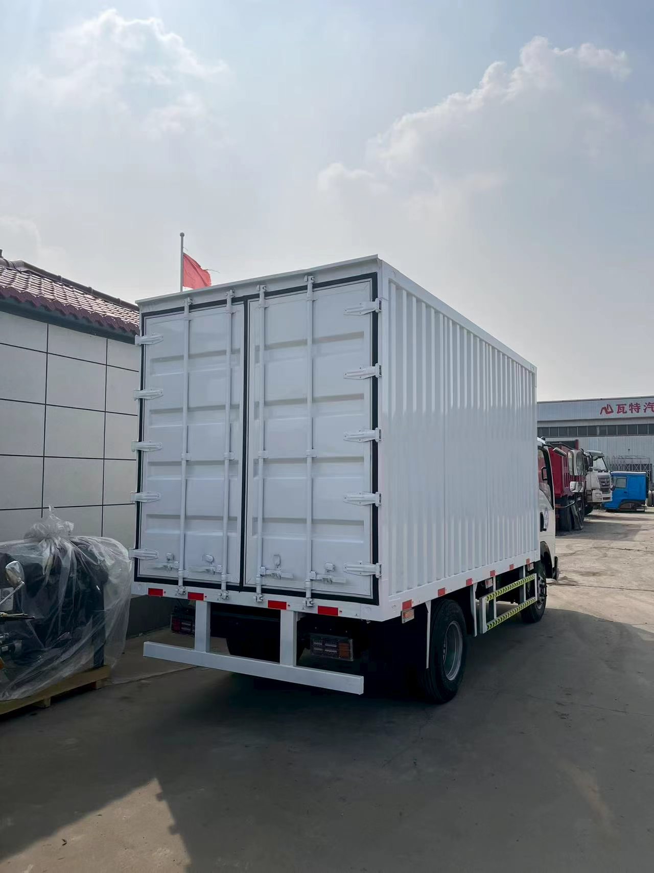 Howo 4×2 box truck image 4