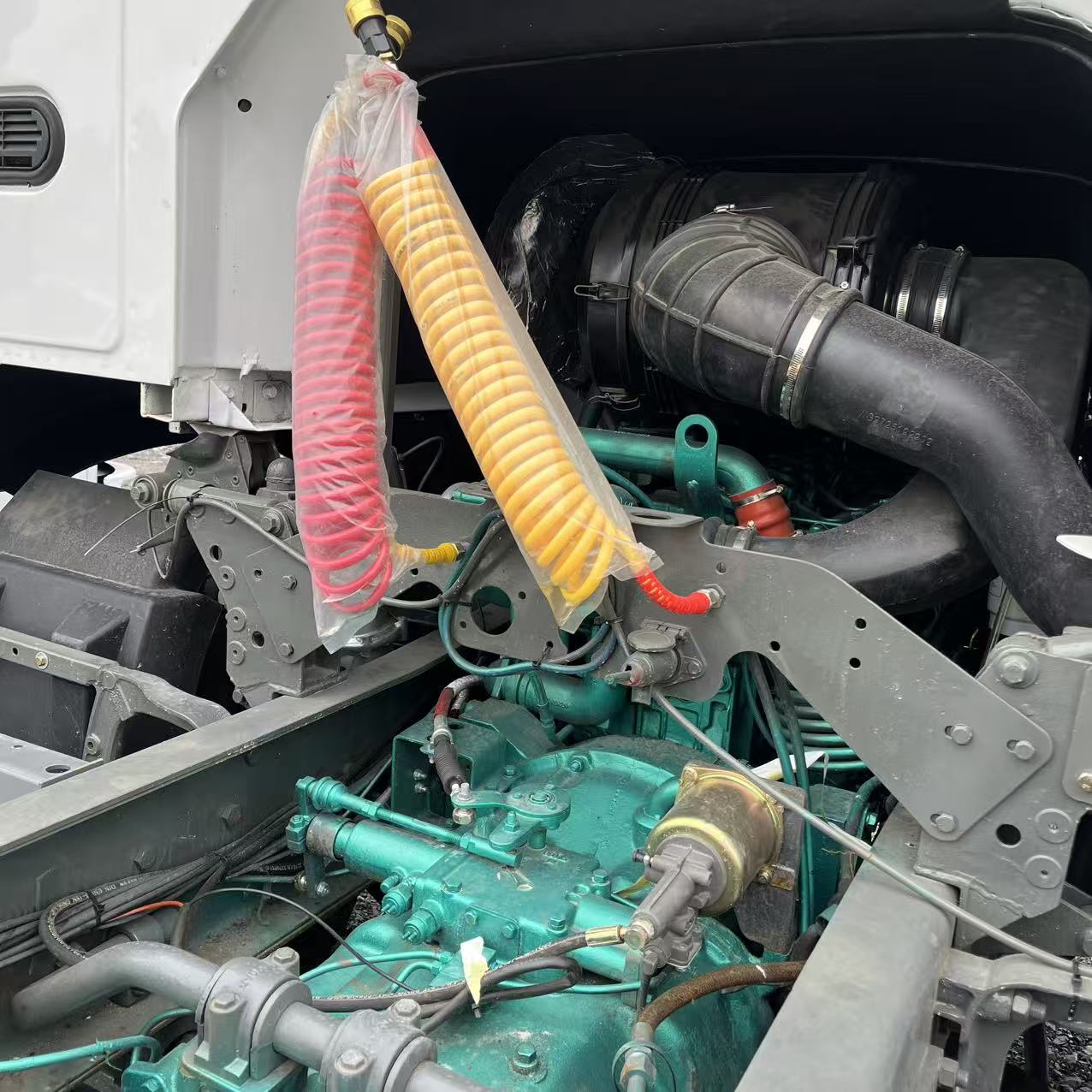 HOWO 6×4 Tractor Truck, 371HP image 3
