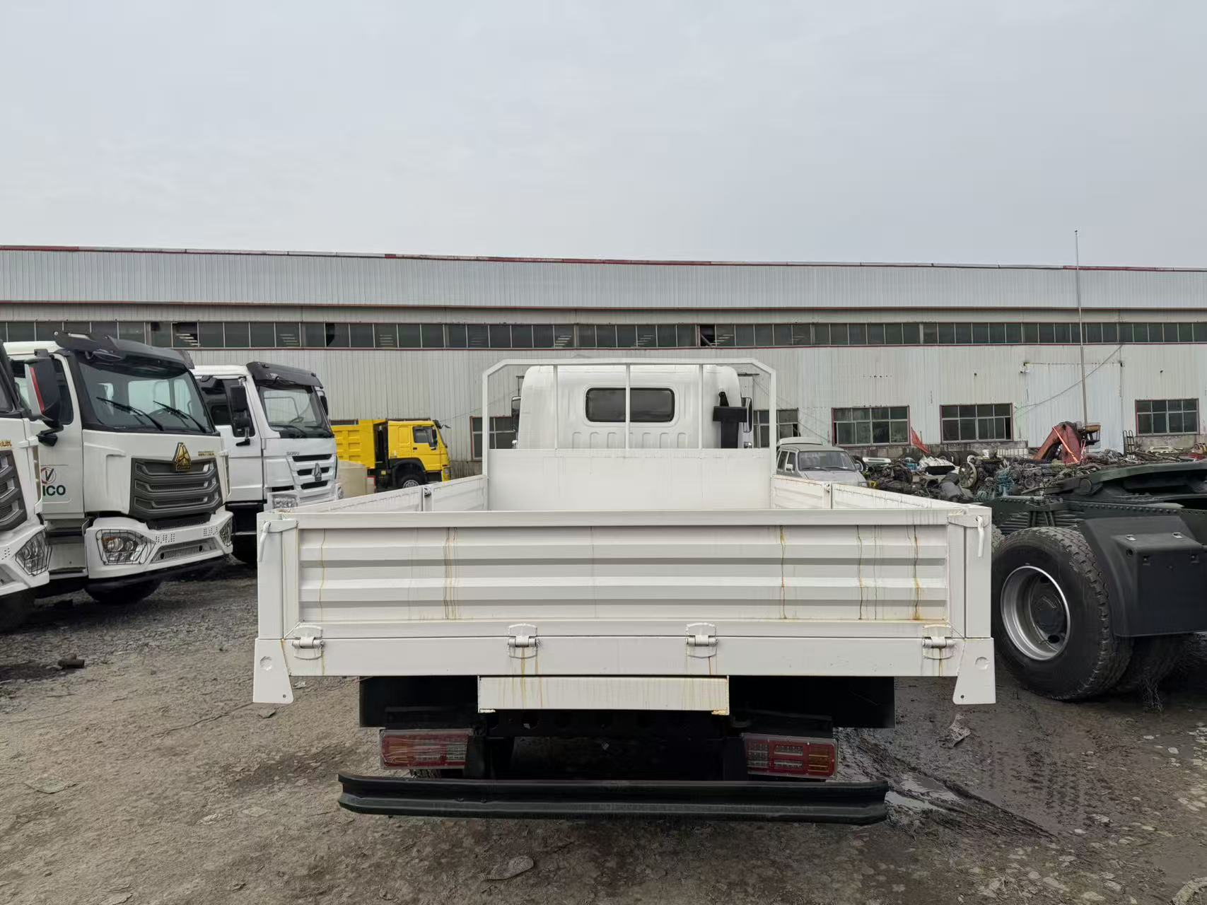 Howo 4×2 flatbed truck image 6