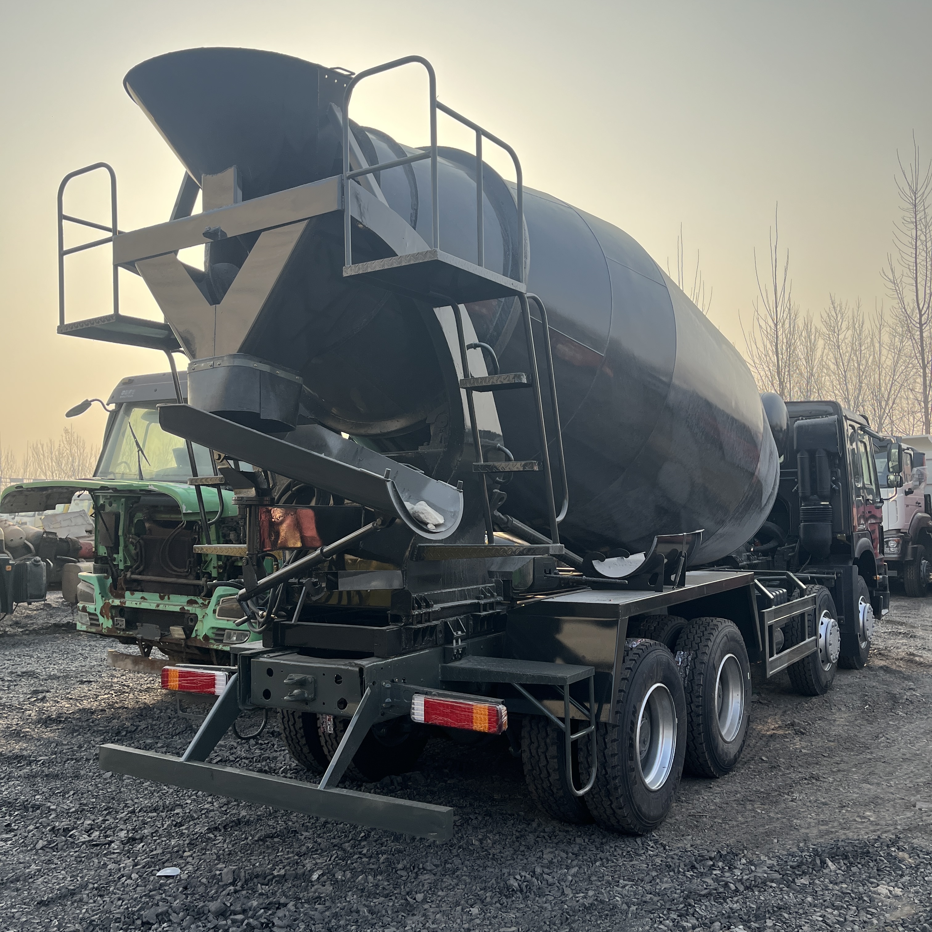 Sinotruk HOWO 8×4 Concrete Mixer Truck — 380 hp image 2