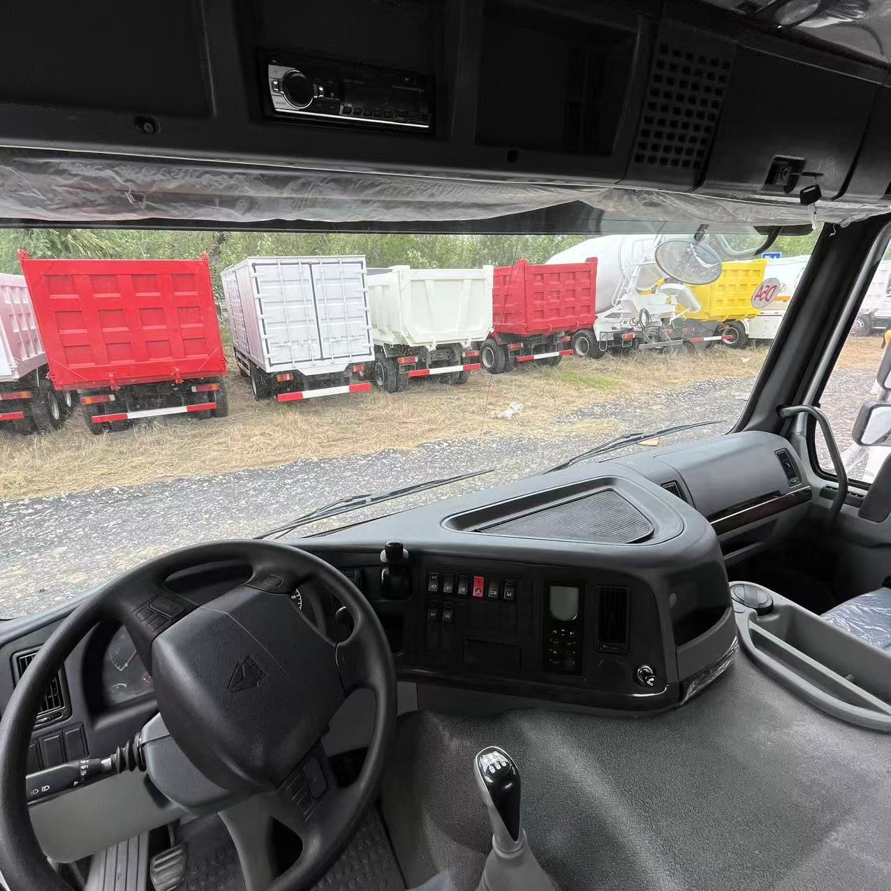 Howo 6×4 tractor truck image 6