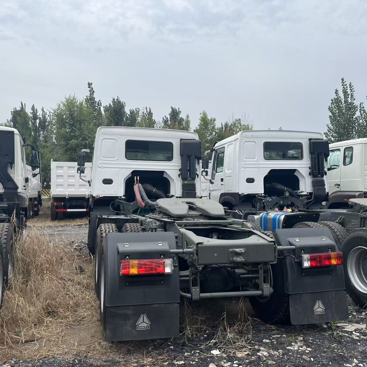 Howo 6×4 tractor truck image 3