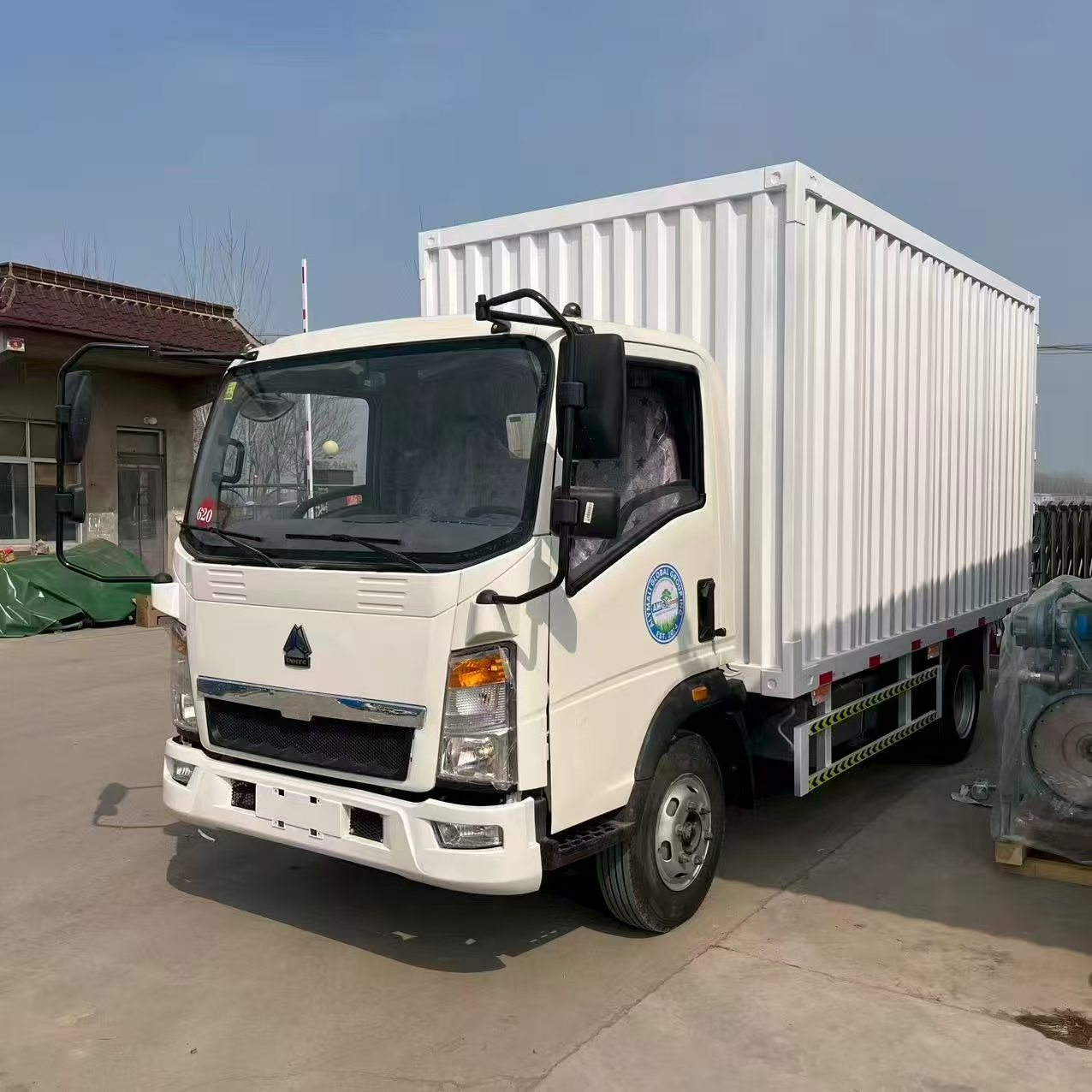 HOWO 4×2 Box Cargo Truck