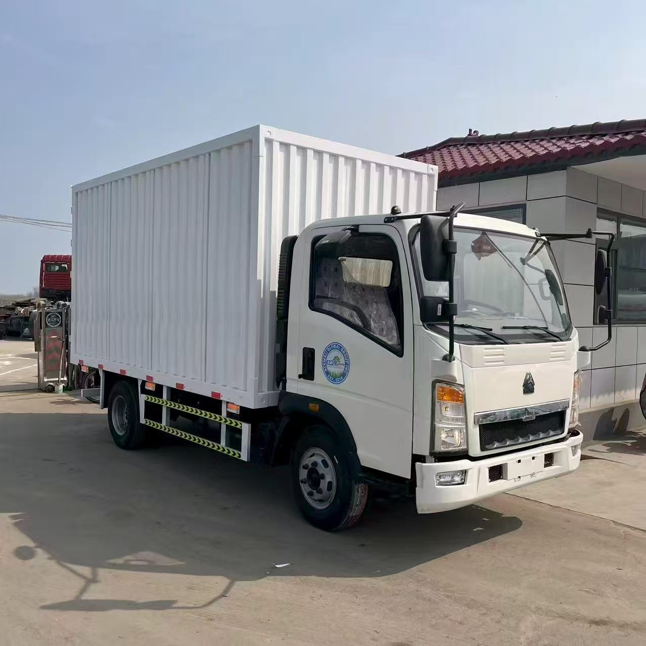 HOWO 4×2 Box Cargo Truck image 2