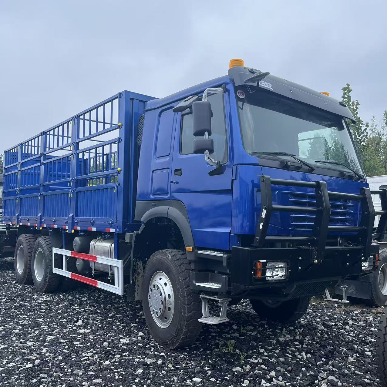 SINOTRUK HOWO 6×4 Stake Cargo Truck image 2