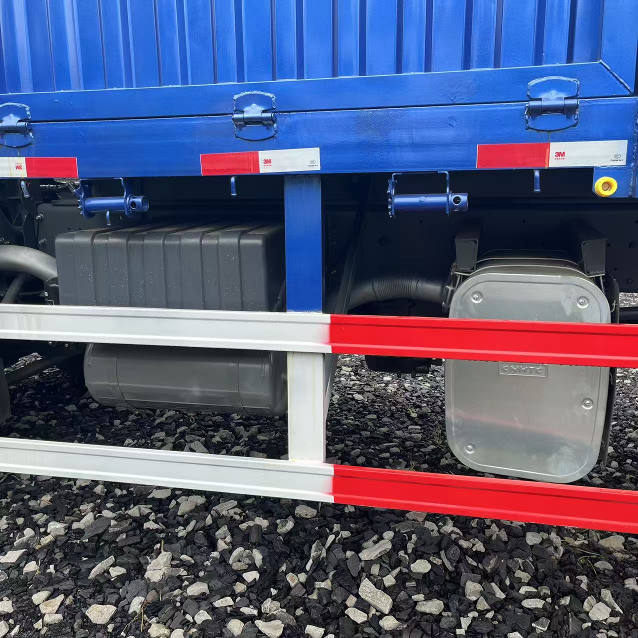 SINOTRUK HOWO 6×4 Stake Cargo Truck image 4