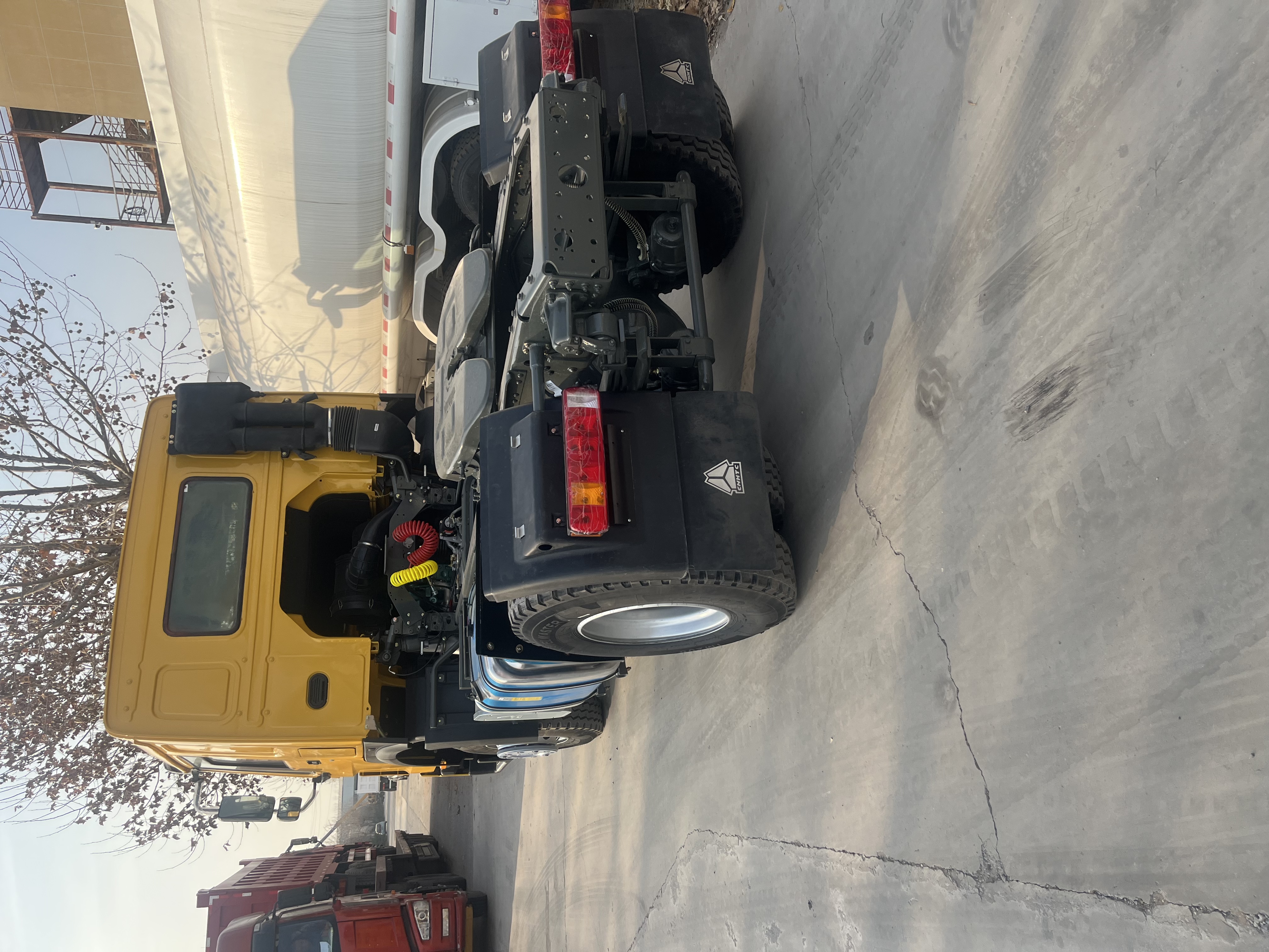 Howo 4×2 tractor head, 371 horsepower image 3