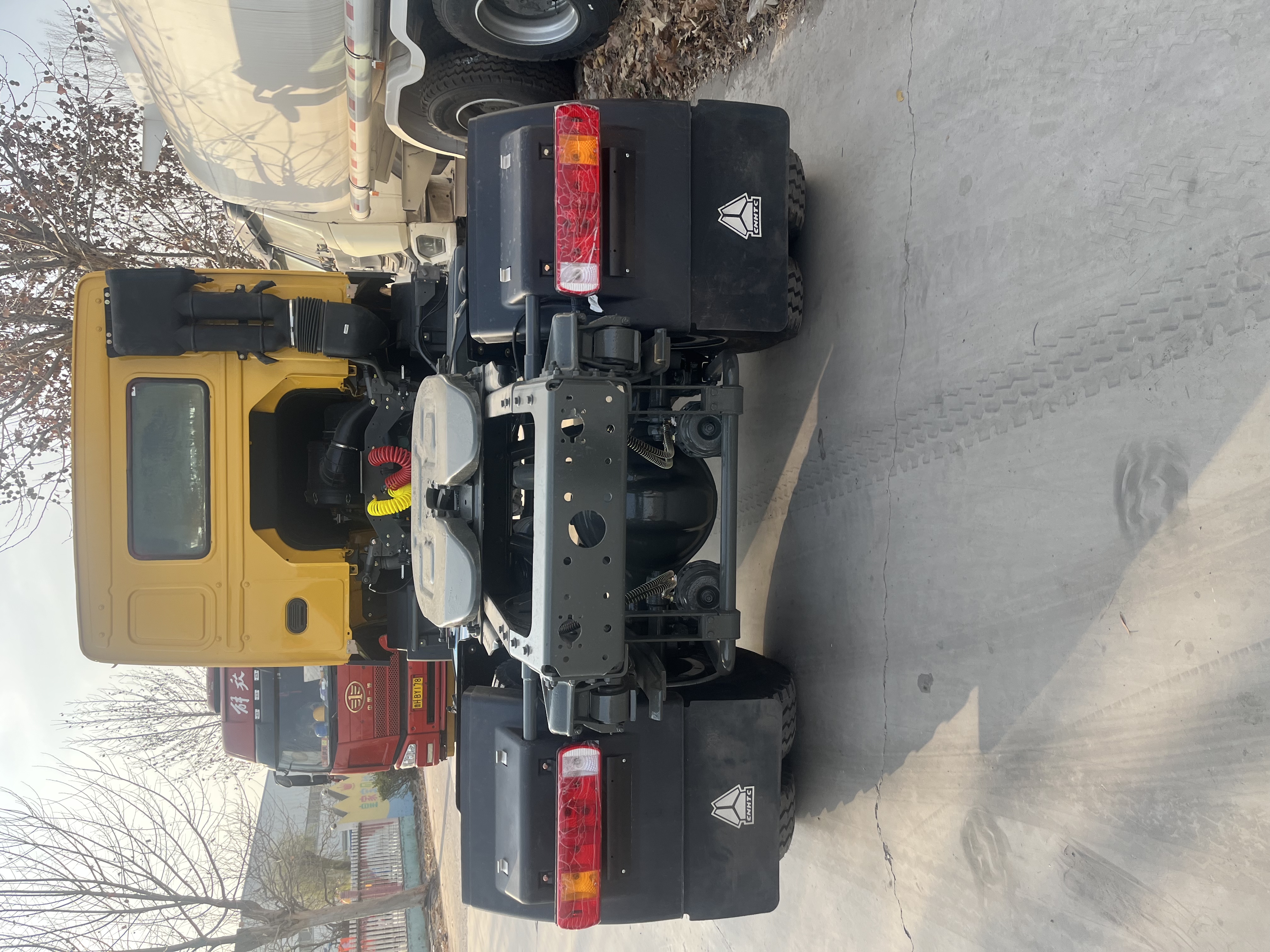 Howo 4×2 tractor head, 371 horsepower image 4
