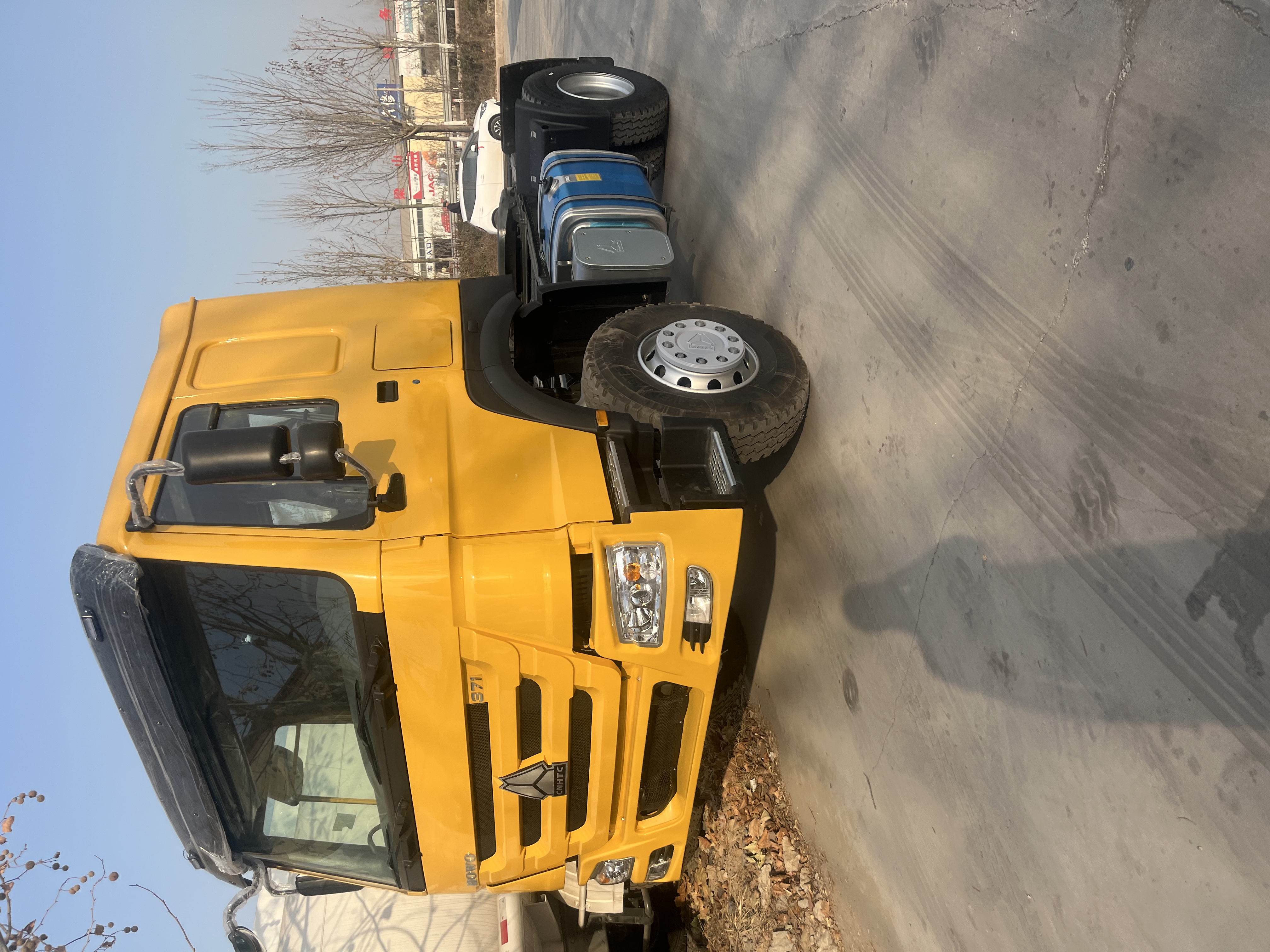Howo 4×2 tractor head, 371 horsepower image 2