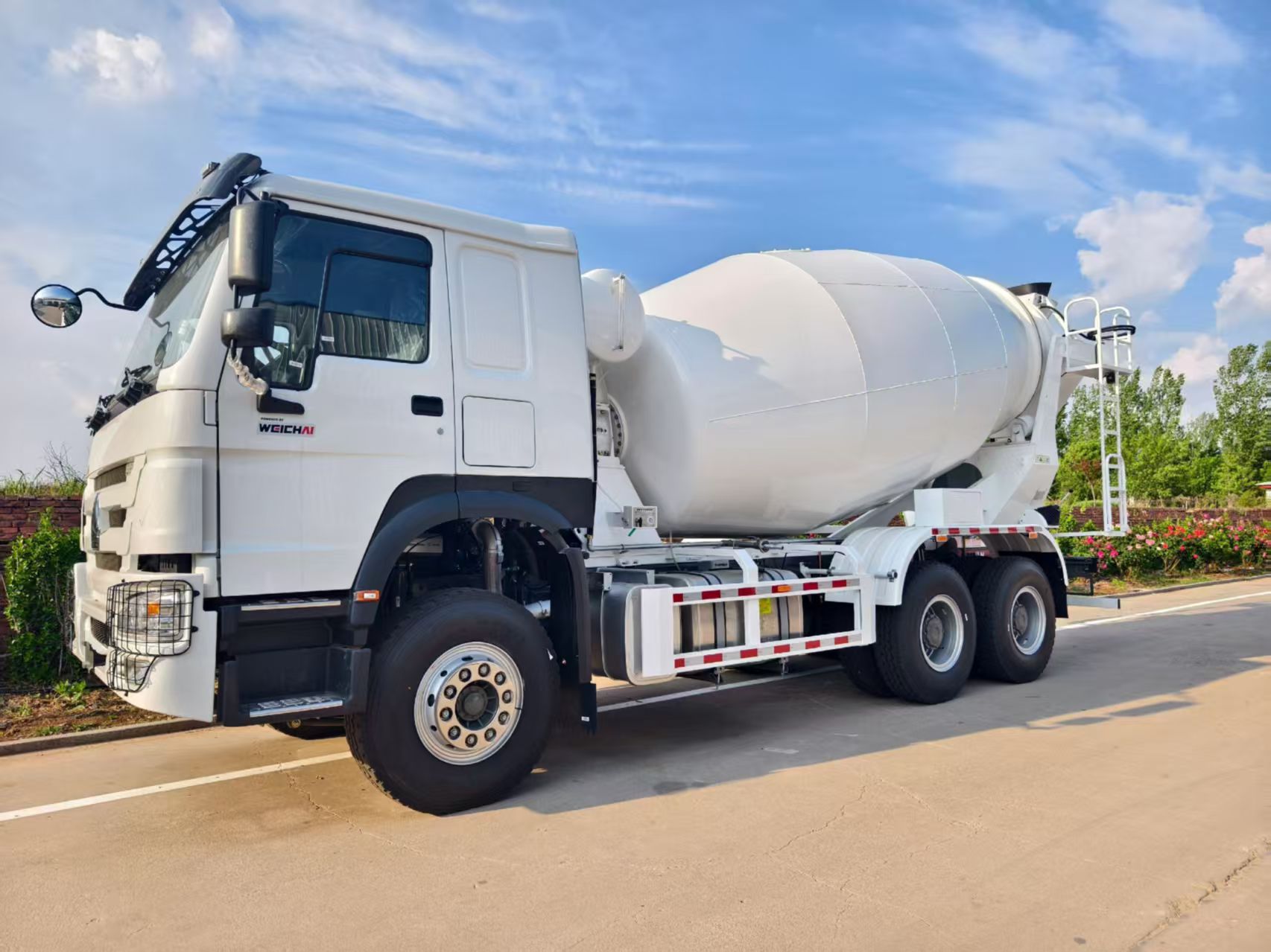 Sinotruk HOWO 6×4 Concrete Mixer Truck — 380 hp Specifications image 2