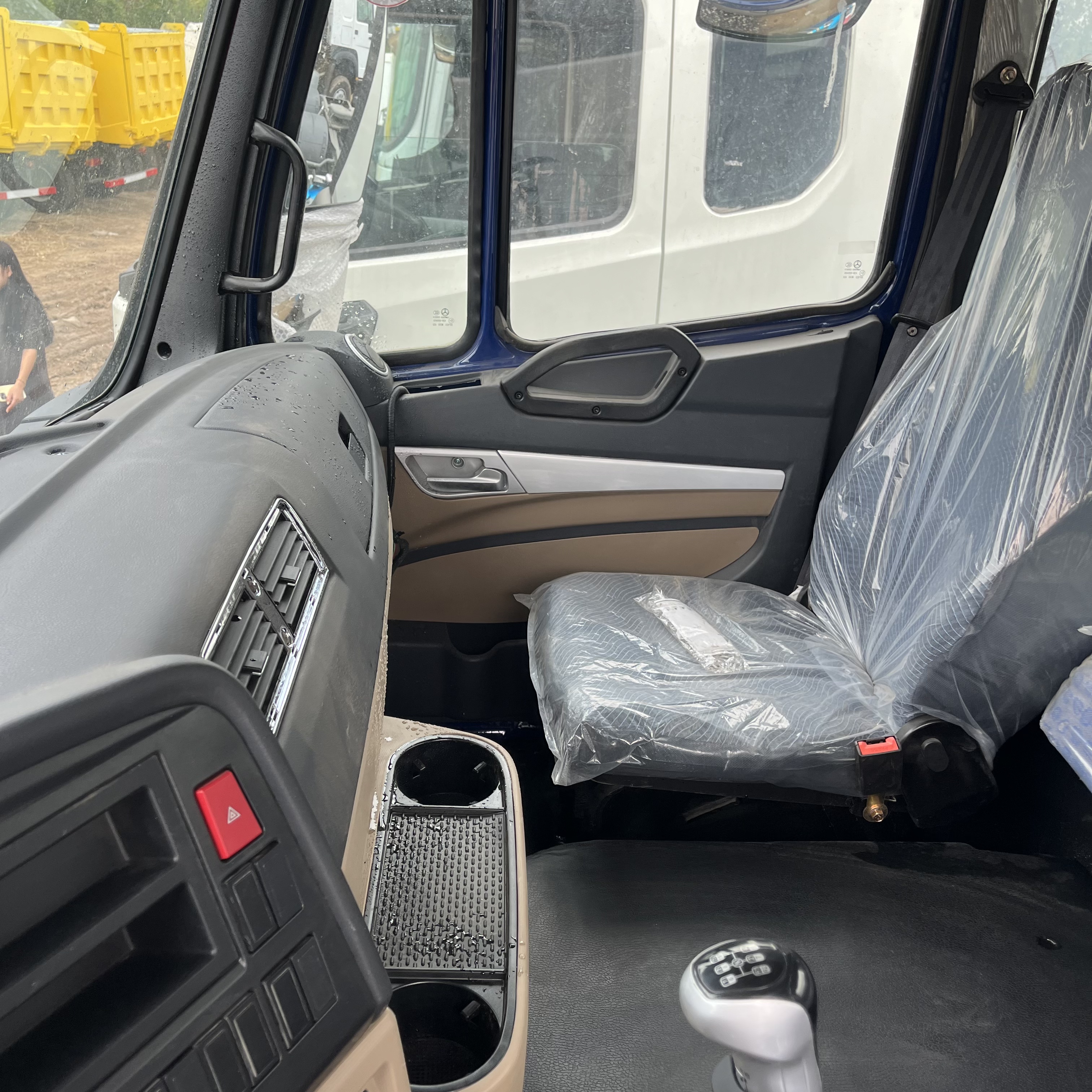 HOWO NX 6×4 tractor head image 9