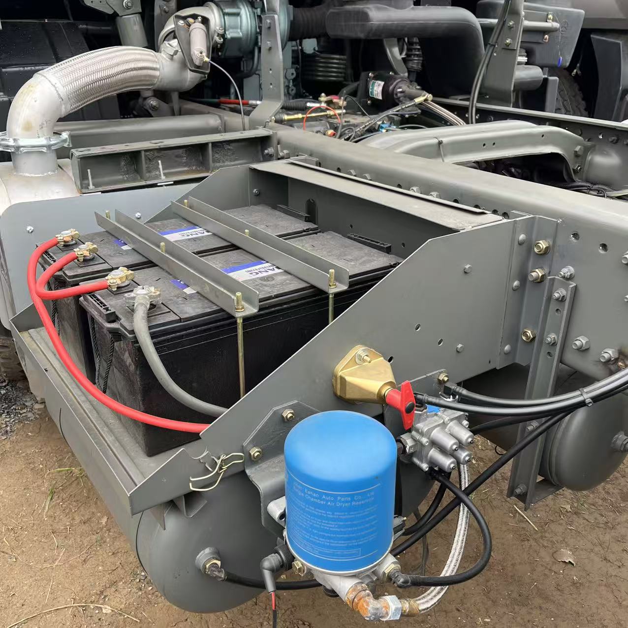 HOWO NX 6×4 tractor head image 3