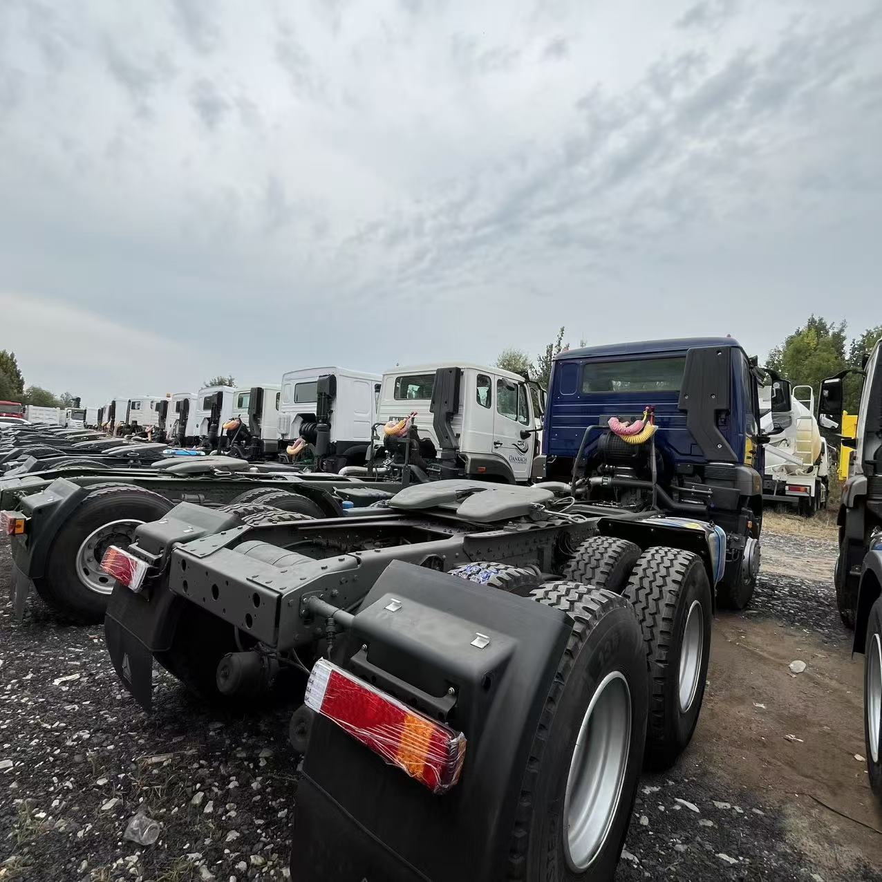 HOWO NX 6×4 tractor head image 5