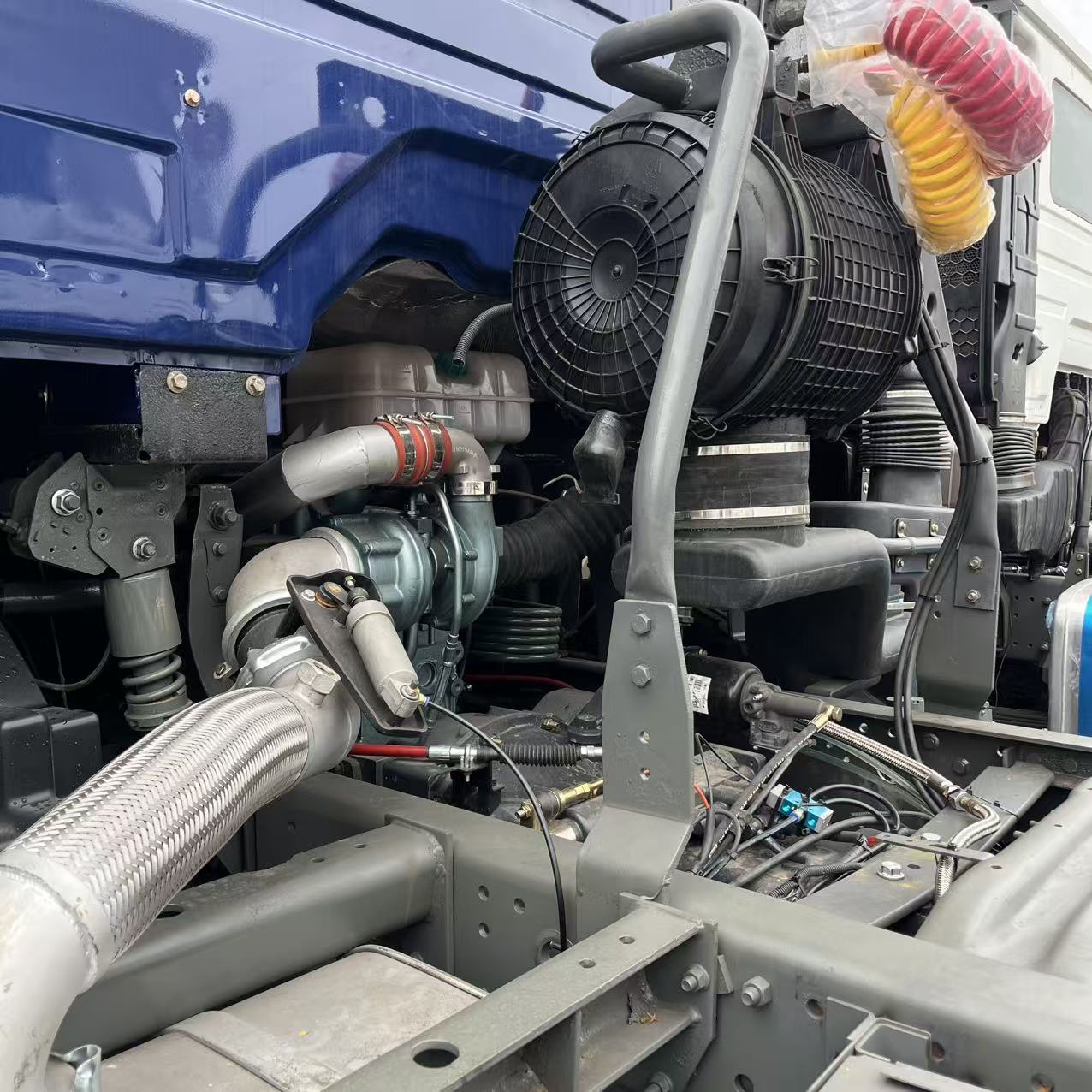 HOWO NX 6×4 tractor head image 2