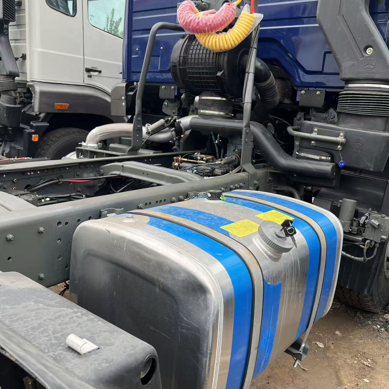 HOWO NX 6×4 tractor head image 6