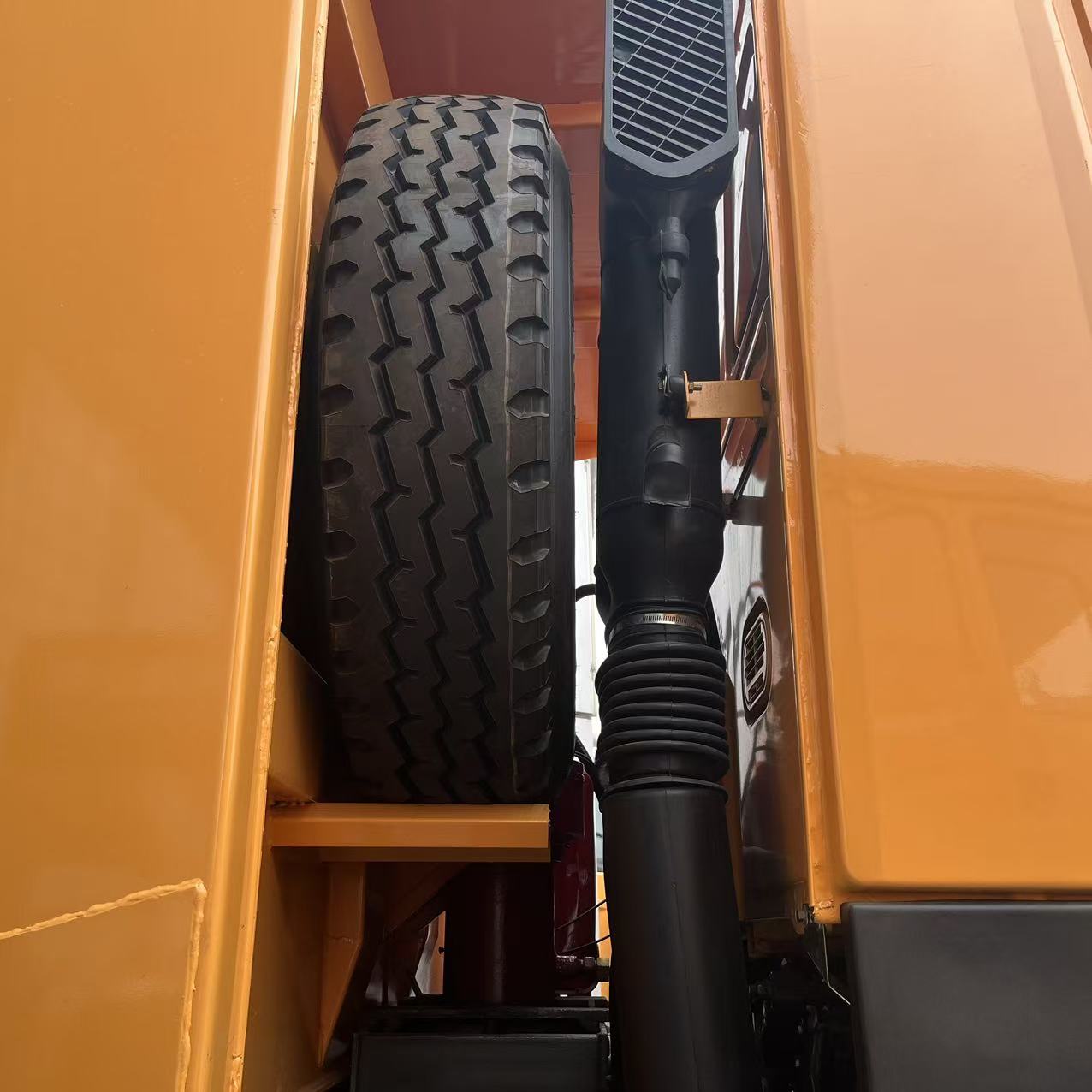Howo 6×4 dump truck image 5