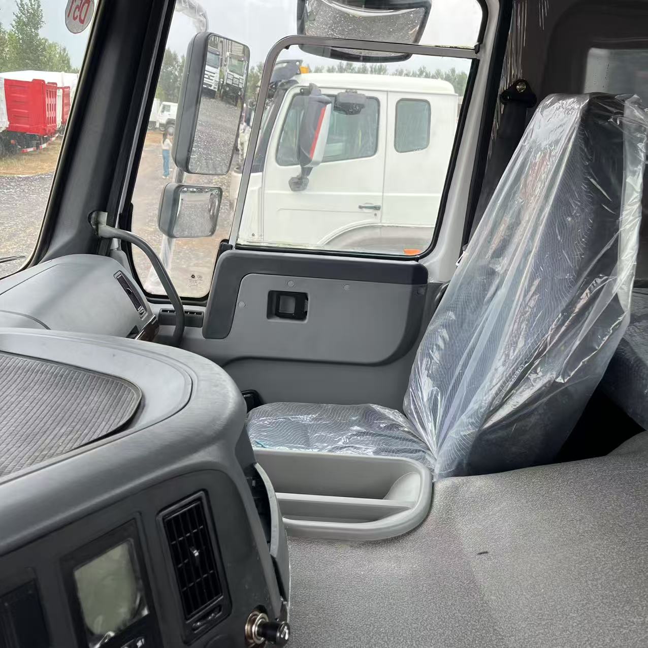 SINOTRUK HOWO 6×4 371HP tractor image 5