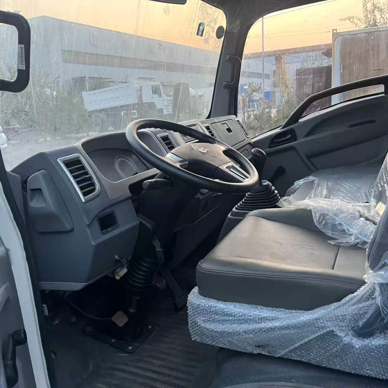 SINOTRUK HOWO 4×2 130HP Dropside Cargo Truck image 4
