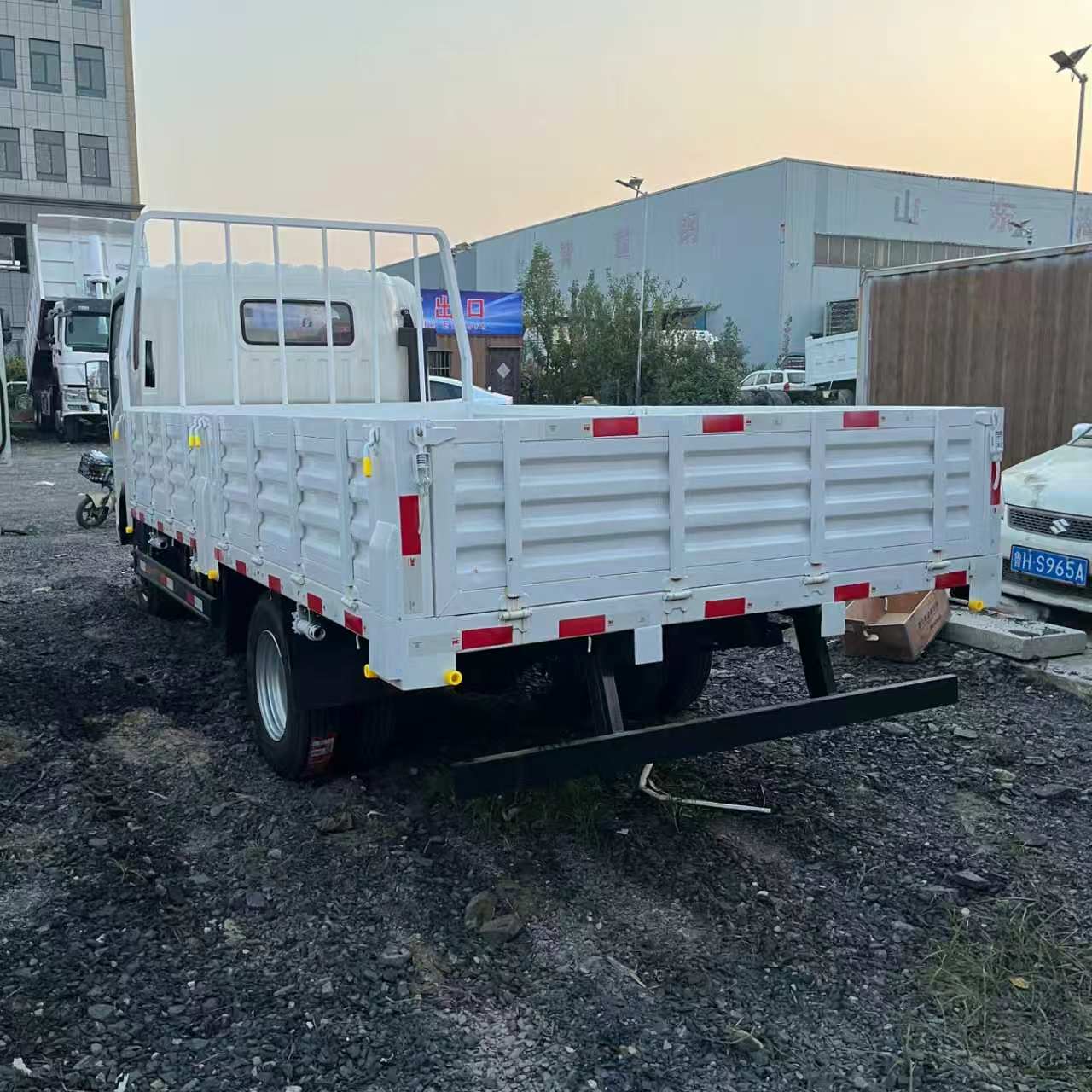 SINOTRUK HOWO 4×2 130HP Dropside Cargo Truck image 3