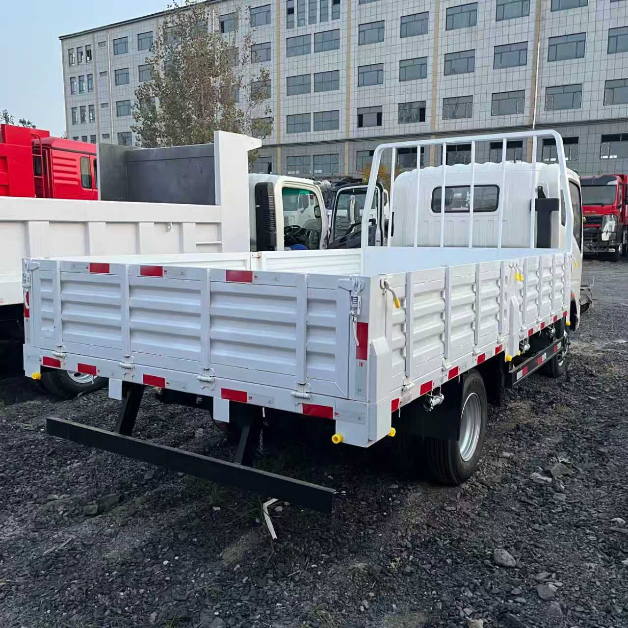 SINOTRUK HOWO 4×2 130HP Dropside Cargo Truck image 2