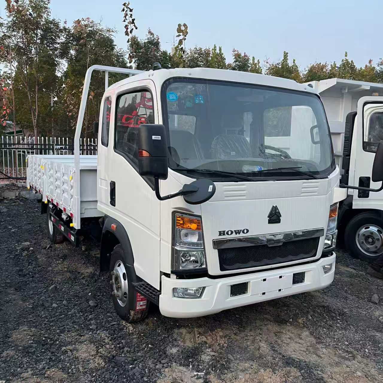 SINOTRUK HOWO 4×2 130HP Dropside Cargo Truck