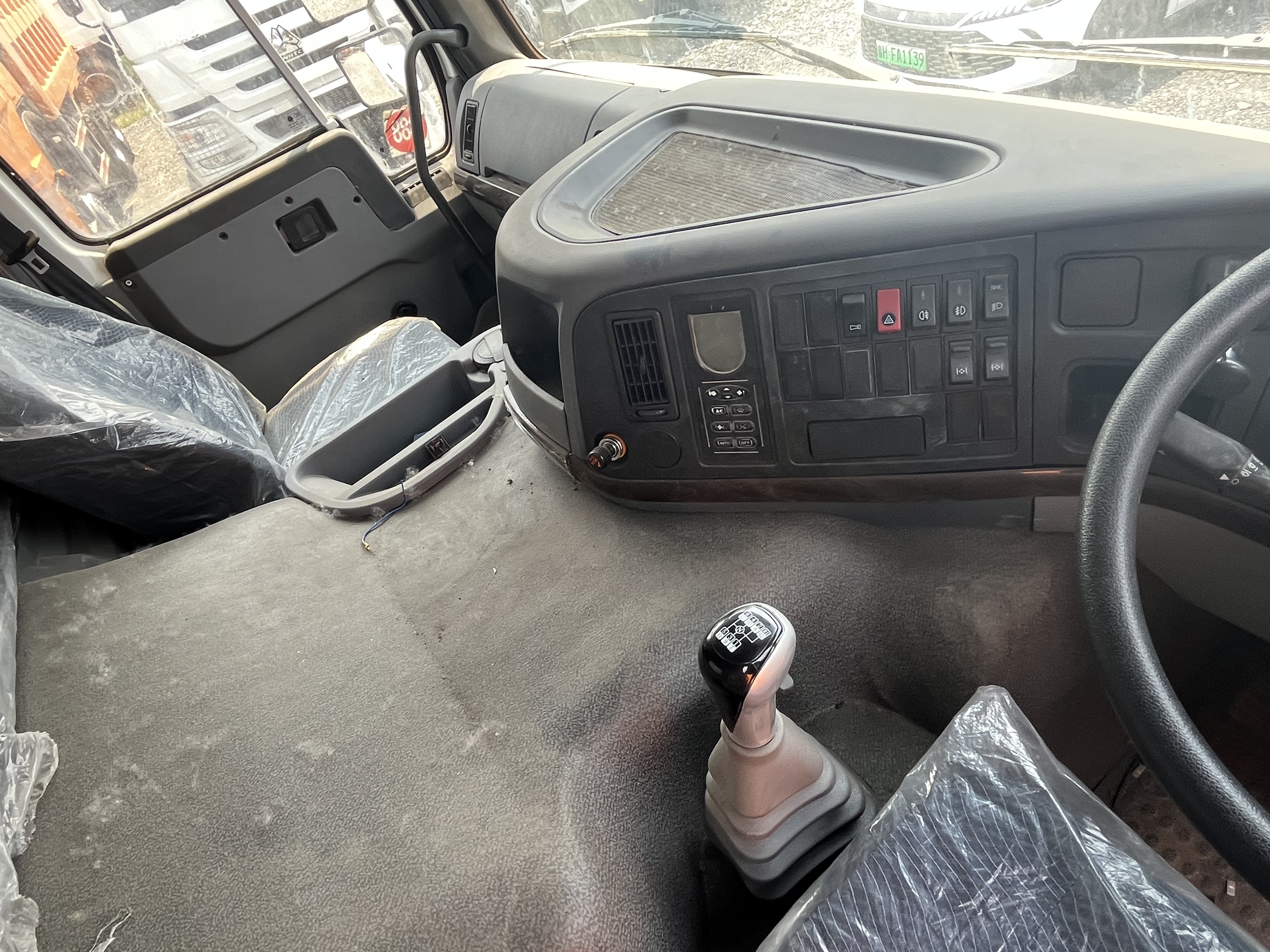 HOWO 4×2 Box Truck 260HP image 3