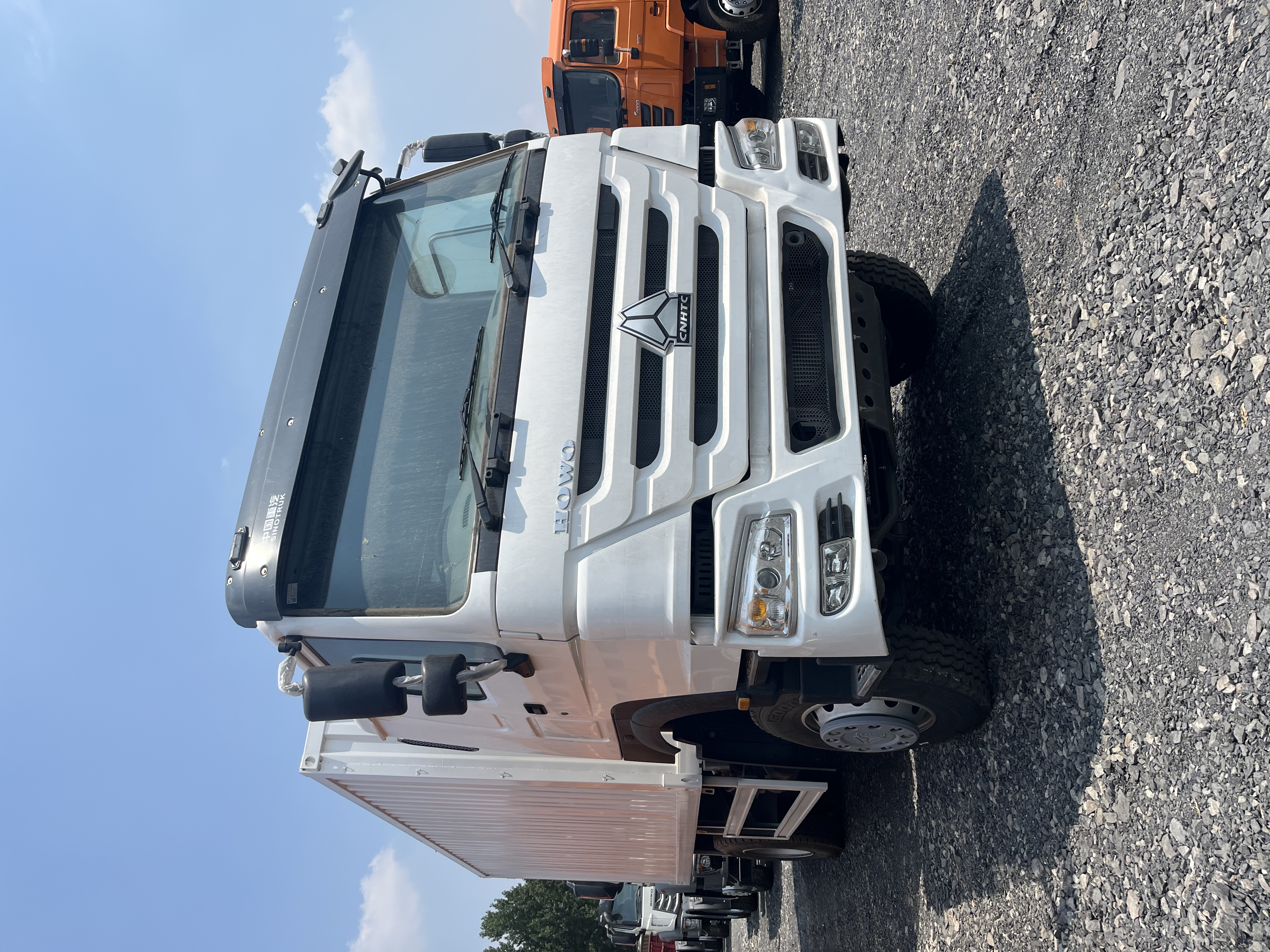 HOWO 4×2 Box Truck 260HP image 2