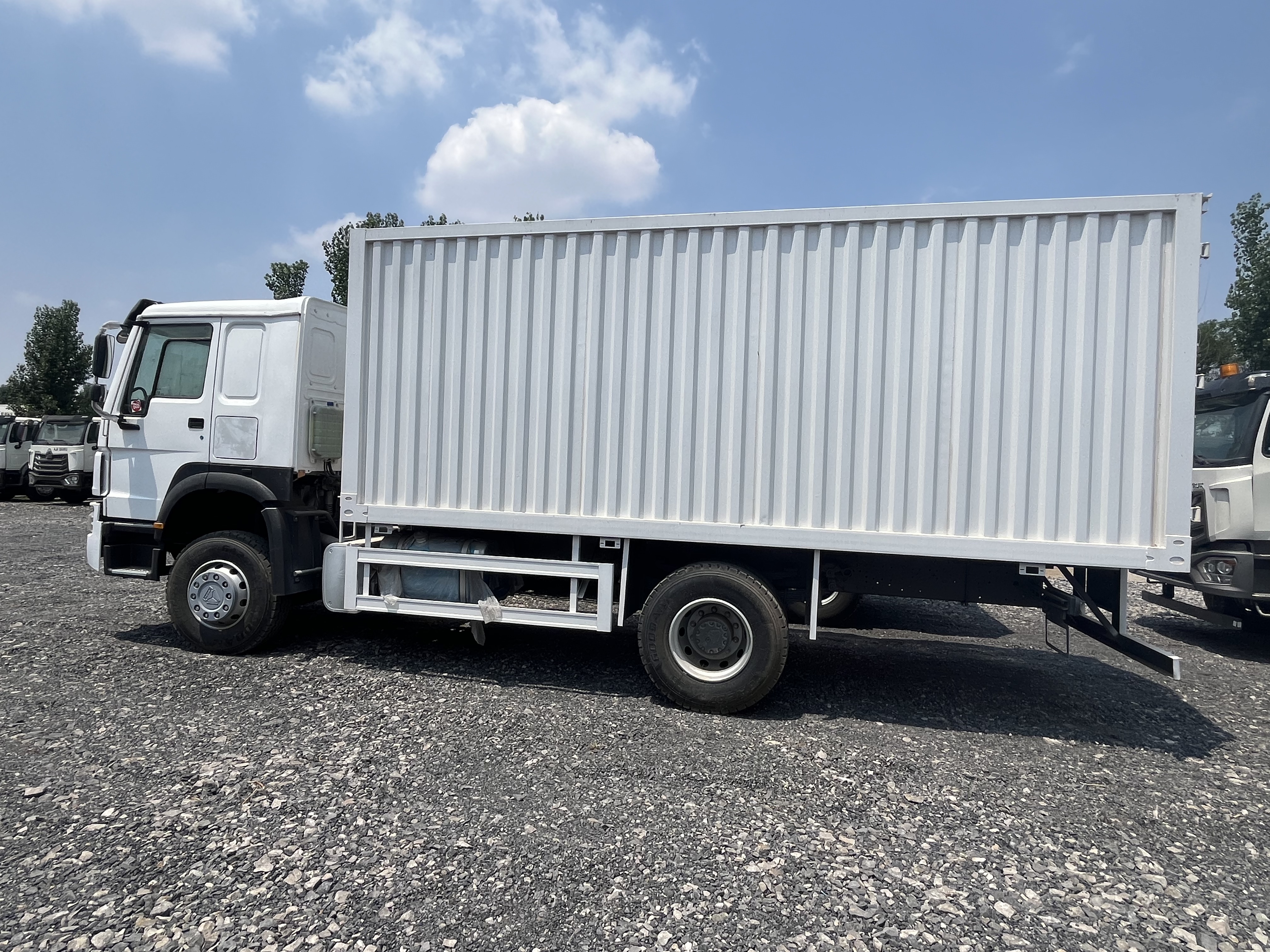 HOWO 4×2 Box Truck 260HP image 5
