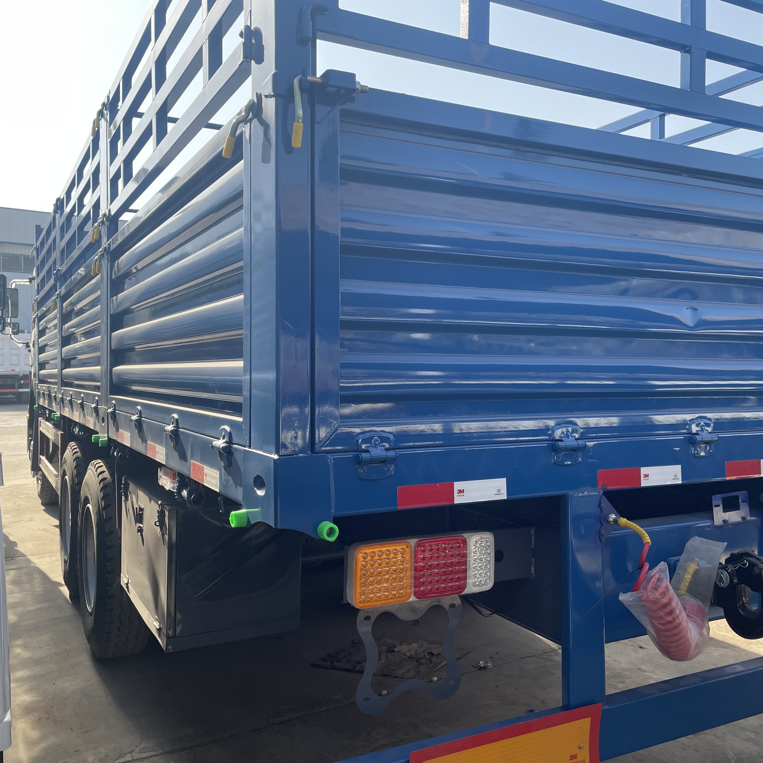 HOWO 6×4 Stake Cargo Truck（Fence Cargo Truck） image 2