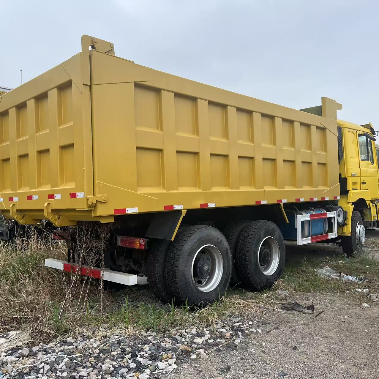 SHACMAN Delong F3000 6×4 tipper truck image 3