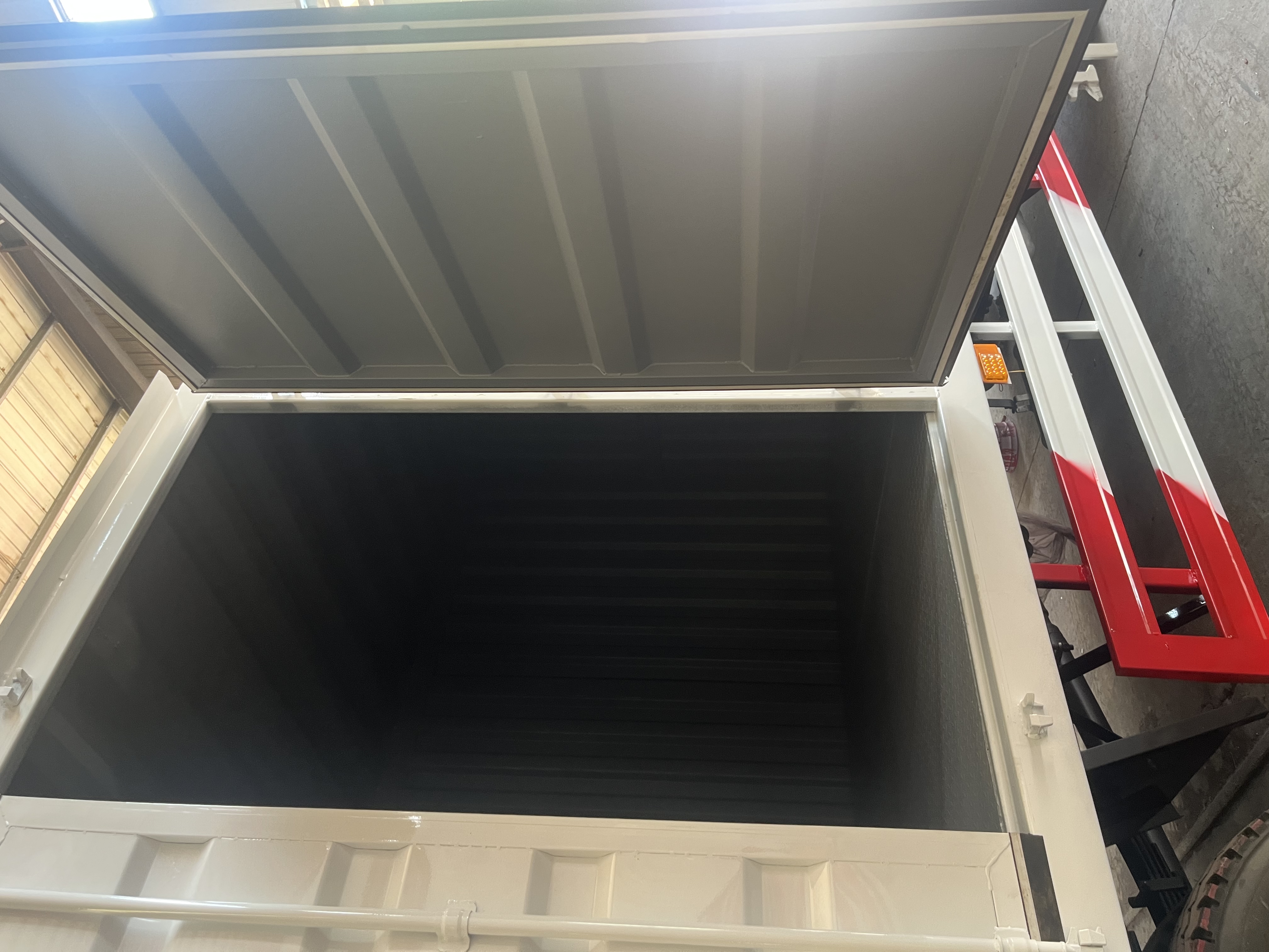 Howo 4×2 box truck image 8