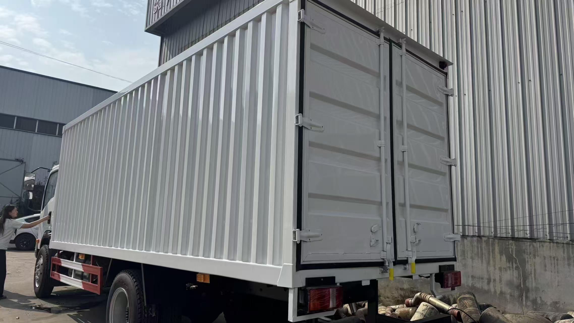 Howo 4×2 box truck image 3