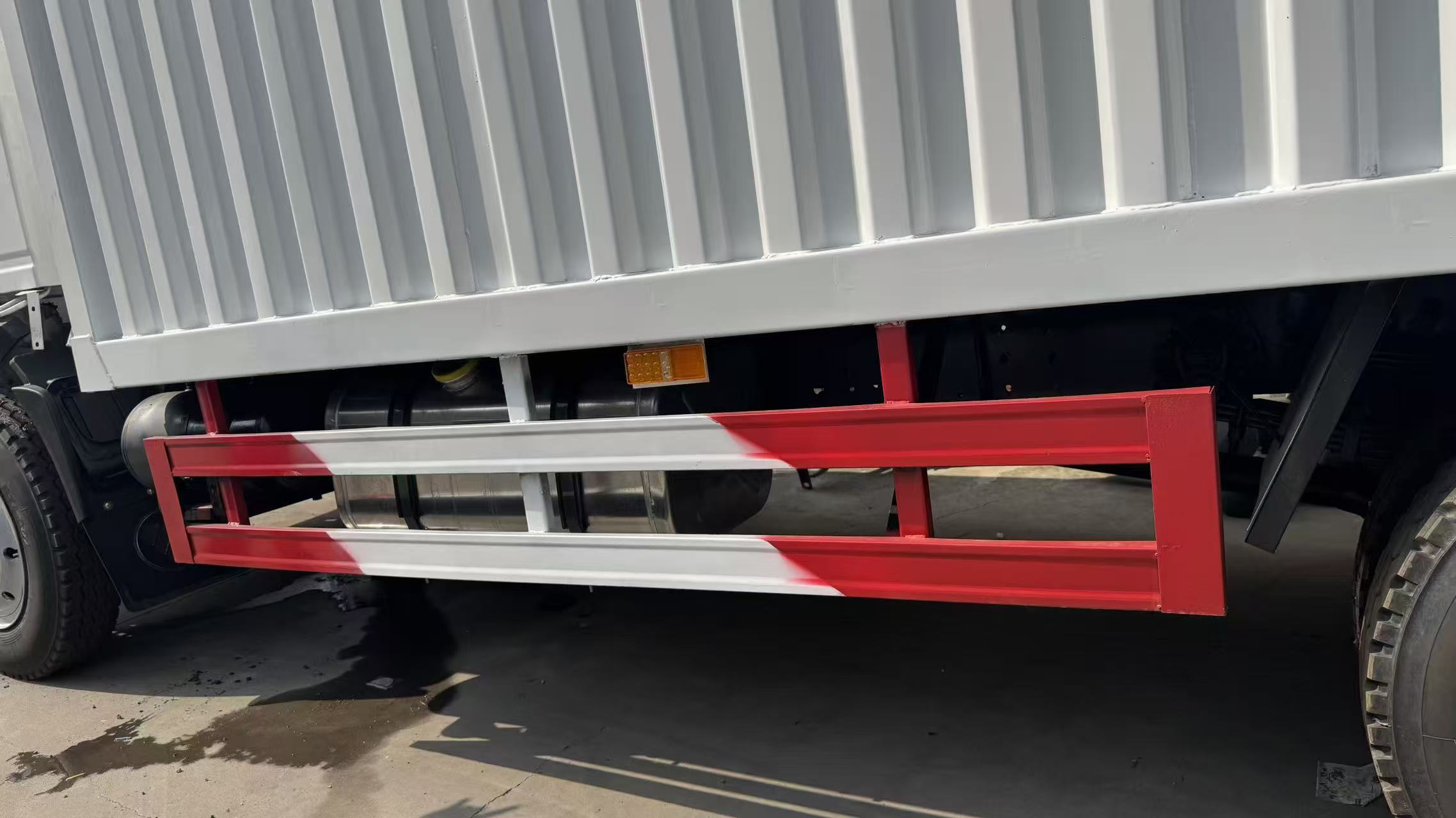 Howo 4×2 box truck image 2