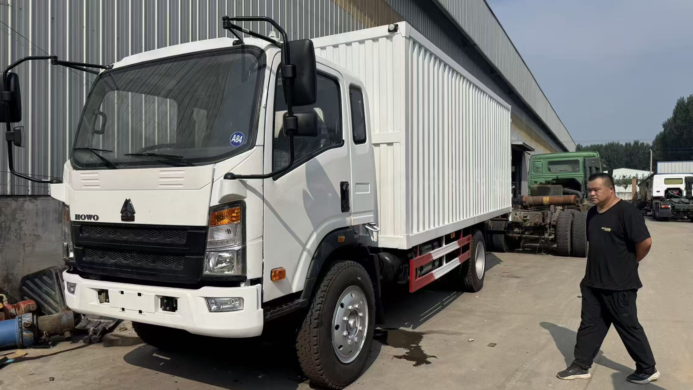 Howo 4×2 box truck image 4