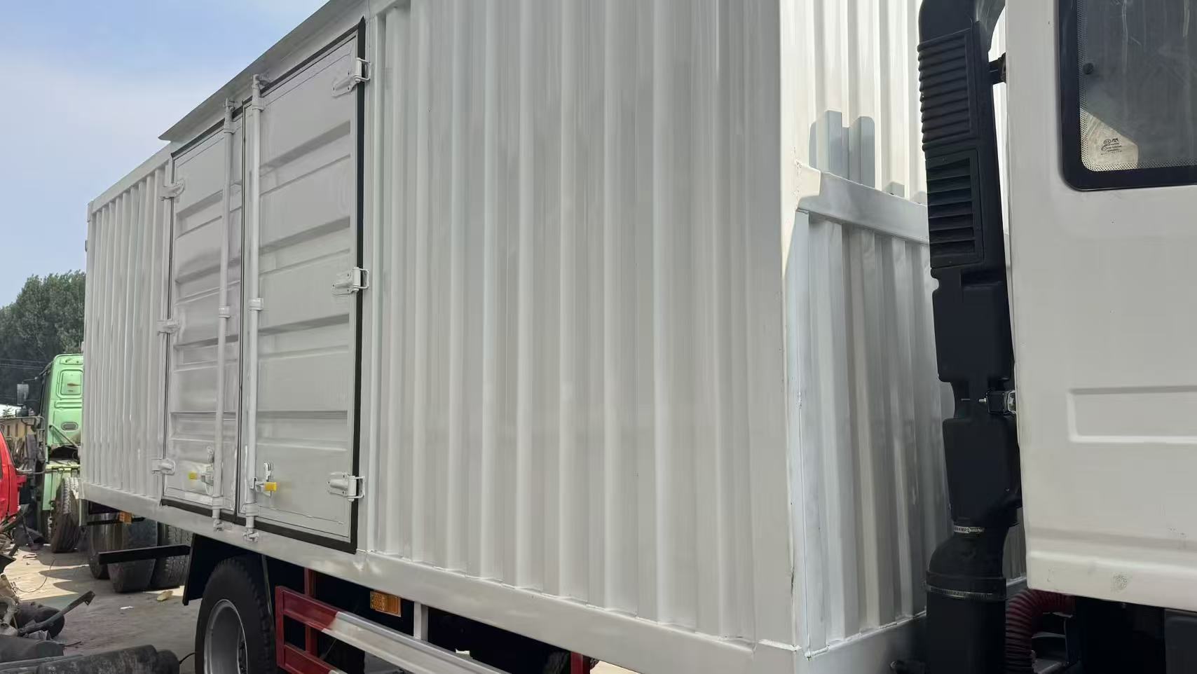 Howo 4×2 box truck image 5