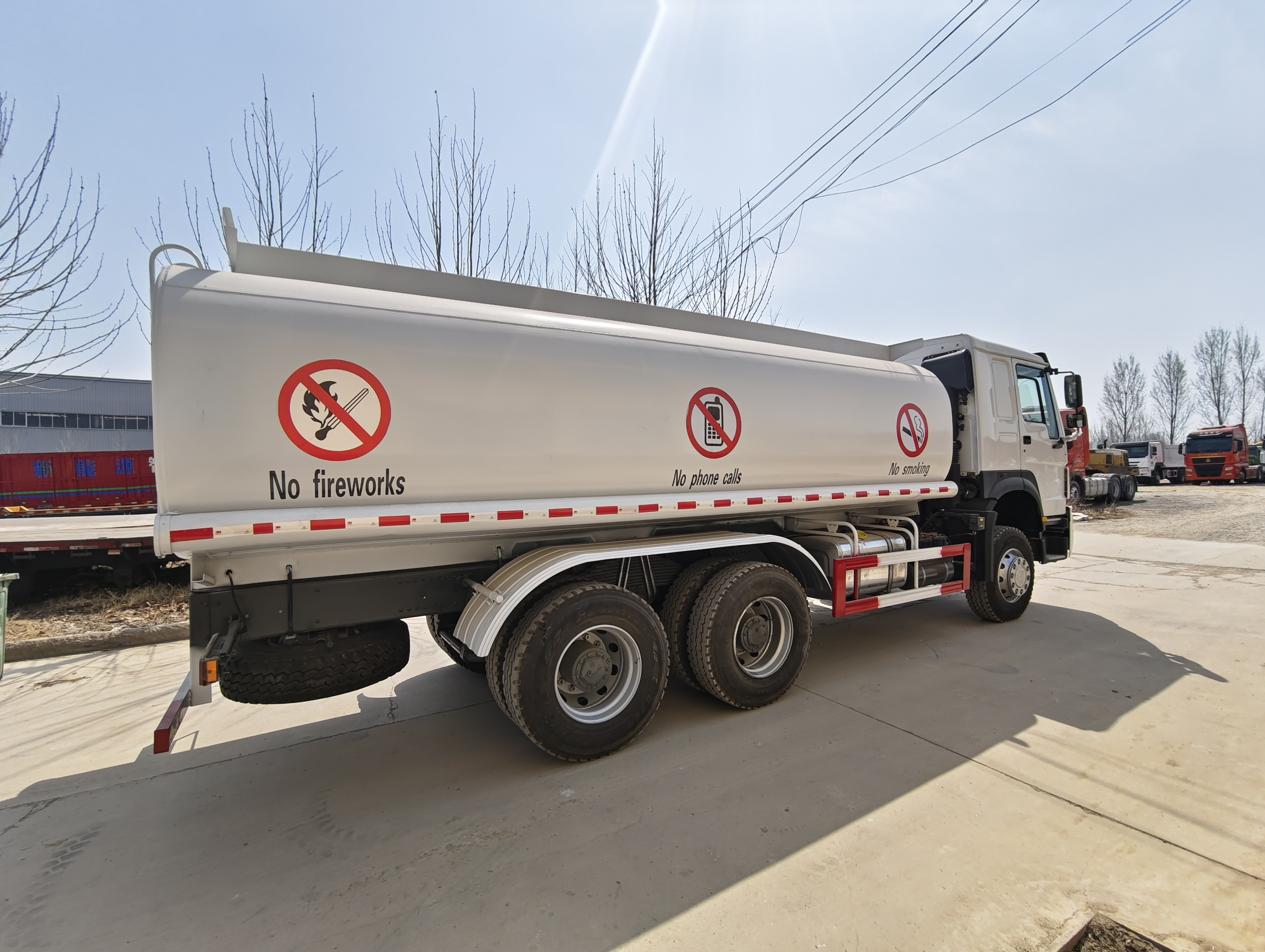 HOWO 6×4 Fuel Tank Truck, 371 HP image 3