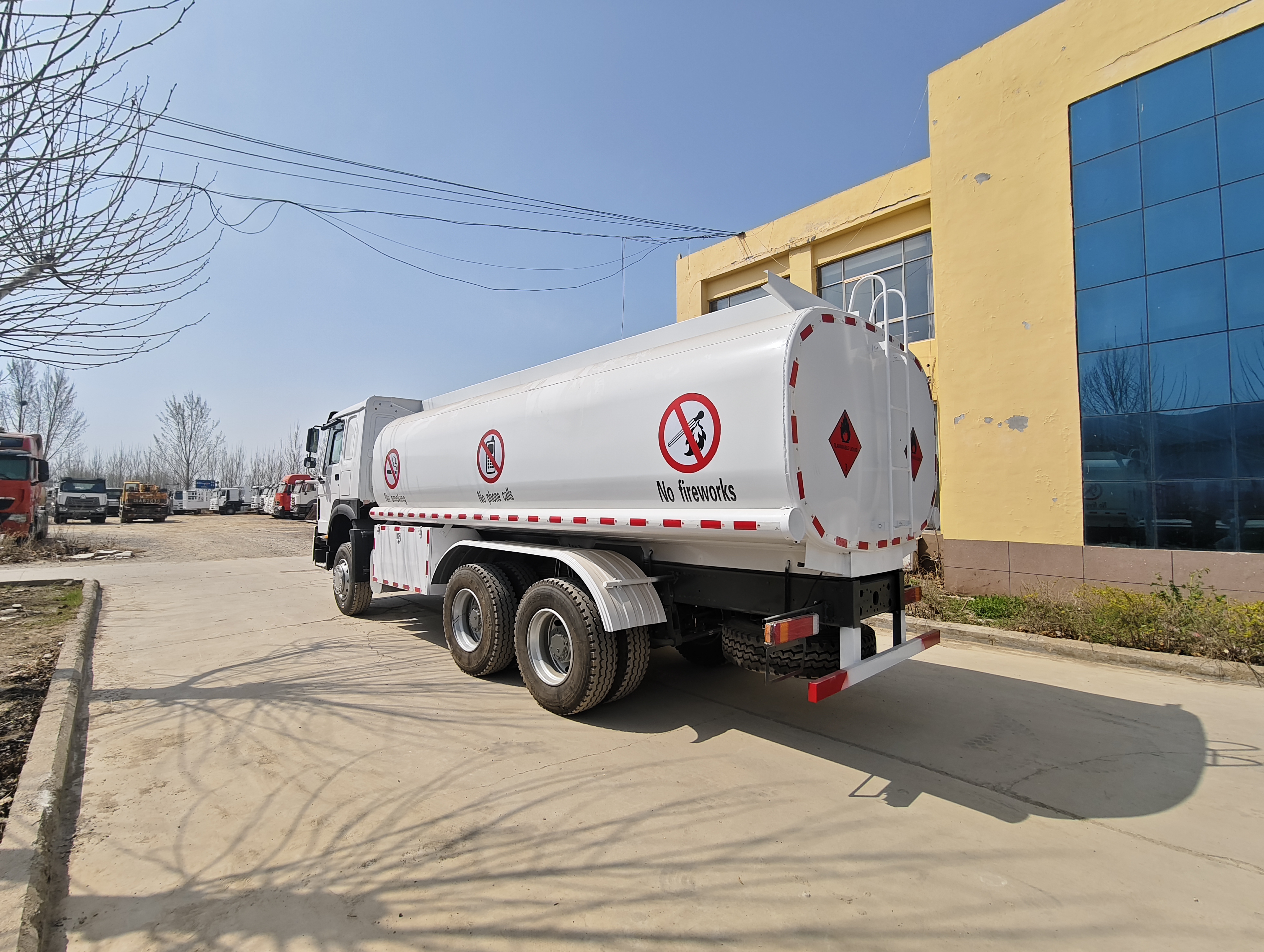 HOWO 6×4 Fuel Tank Truck, 371 HP image 4