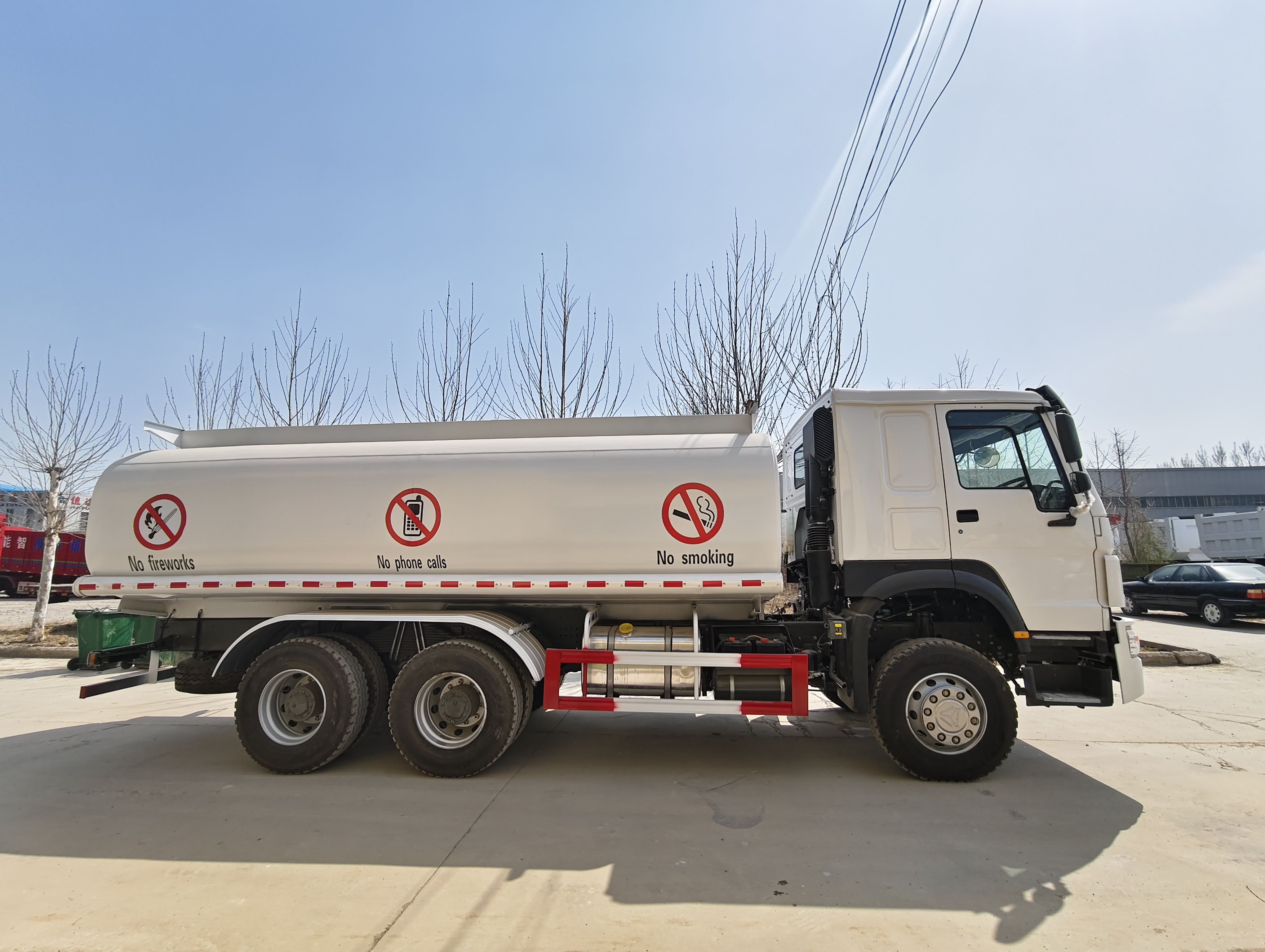 HOWO 6×4 Fuel Tank Truck, 371 HP image 2