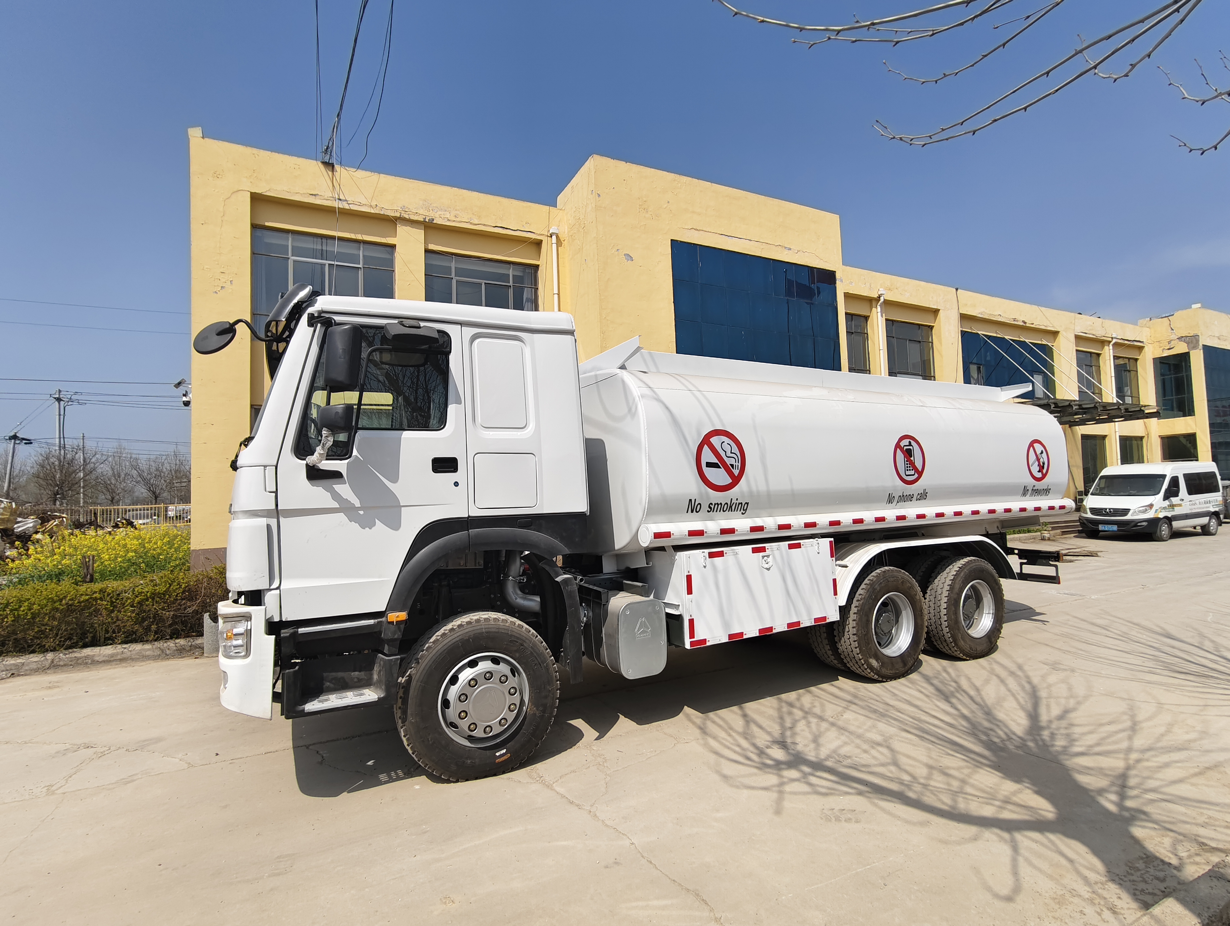 HOWO 6×4 Fuel Tank Truck, 371 HP image 5